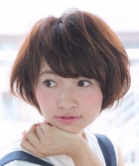 ショートボブスタイル。アゴから耳に向けてのサイドの長さからトップを軽くしたひし形シルエットが効果的です！どんなスタイルにもバランスがあるので長さによってご相談下さい！！ スタイリスト大橋ただ今当店では新型コロナウイルス感染対策として＊スタッフ全員のマスクの着用＊店内換気の強化＊お客様ご来店時に手指消毒のご協力＊使用座席　使用箇所の都度消毒＊お客様1人1人のプライベートタオル（使い切り）の使用＊空間除菌の実施＊密集空間防止の為1日のご予約人数の制限をさせていただいております。お客様に安心してご利用いただけるように取り組んでおり#流山美容室 #三郷美容室 #吉川美容室 #エヌドットポリッシュオイル #エヌドットシアミルク #エヌドットオム #エヌドットシャンプー #エヌドット取扱店 #ナプラエヌドット #ナプラオーガニックカラー #ナプラカラーケア #ナプラトリートメント #ナピュール #小顔カット #小顔効果 #大人ショート #前下がりショート #レイヤーボブ #30代髪型 #40代髪型 #50代髪型 #グレージュカラー #南流山 #コロナ対策 #プライベートタオル#BRP