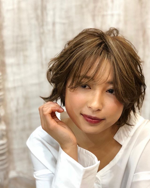 大人ショート　??ゆるっとウェーブのついた?ショートスタイルに?オイル系スタイリング剤で?束感と艶をつけると?色っぽいショートになります。??大人な雰囲気で素敵です。??スタイリング剤は?エヌドット　ポリッシュオイルが?おすすめです。??アニモフィオレンテ南流山?糸賀??ただ今当店では新型コロナウイルス感染対策として?＊スタッフ全員のマスクの着用?＊店内換気の強化?＊お客様ご来店時に手指消毒のご協力?＊使用座席　使用箇所の都度消毒?＊お客様1人1人のプライベートタオル（使い切り）の使用?＊空間除菌の実施?＊密集空間防止の為1日のご予約人数の制限をさせていただいております。?お客様に安心してご利用いただけるように取り組んでおります。??#流山美容室 #三郷美容室 #吉川美容室 #エヌドットポリッシュオイル #エヌドットシアミルク #エヌドットオム #エヌドットシャンプー #エヌドット取扱店 #ナプラエヌドット #ナプラオーガニックカラー #ナプラカラーケア #ナプラトリートメント #ナピュール #小顔カット #小顔効果 #大人ショート #前下がりショート #レイヤーボブ #30代髪型 #40代髪型 #50代髪型 #グレージュカラー #南流山 #コロナ対策 #プライベートタオル #リファ #レア髪 #リファストレートアイロン #レア髪ストレート