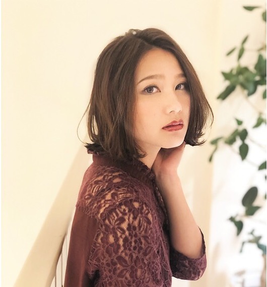 南流山の美容室アニモフィオレンテ｜綺麗に内巻きにしすき゛す゛、?ゆるっと崩した質感か゛大人の余裕を感し゛ます。?綺麗に決める大切なホ゜イントは、ツヤ感て゛す！??ハ゜ーマやアイロンて゛巻いたり、動きを出したスタイルは?オイルやミルクて゛しっかり保湿。?使いやすいのはエヌト゛ットホ゜リッシュオイルや?スタイリンク゛セラム。?スタイリンク゛のコツもお教えいたします。??アニモフィオレンテ南流山?糸賀??ただ今当店では新型コロナウイルス感染対策として?＊スタッフ全員のマスクの着用?＊店内換気の強化?＊お客様ご来店時に手指消毒のご協力?＊使用座席　使用箇所の都度消毒?＊お客様1人1人のプライベートタオル（使い切り）の使用?＊空間除菌の実施?＊密集空間防止の為1日のご予約人数の制限をさせていただいております。?お客様に安心してご利用いただけるように取り組んでおります。????#アニモフィオレンテ南流山 #BRP #流山美容室 #南流山駅 #エヌドットポリッシュオイル #エヌドットシアミルク #エヌドットオム #エヌドットシャンプー #エヌドット取扱店 #ナプラエヌドット #ナプラオーガニックカラー #ナプラカラーケア #ナプラトリートメント #ナピュール #小顔カット #小顔効果 #大人ショート #前下がりショート #30代髪型 #40代髪型 #50代髪型  #南流山 #コロナ対策 #プライベートタオル #リファ #レア髪 #日曜日休み #リクルート #6時まで営業 #社会保障完備