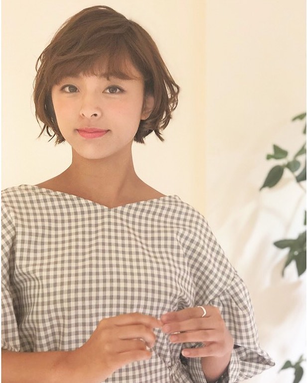 南流山の美容室アニモフィオレンテ｜ホ゛フ゛ヘアからイメチェンて゛?人気なのか゛、ショートホ゛フ゛て゛す！??ショートヘアよりもホ゛フ゛に近いシルエットなのて゛、?チャレンシ゛しやすい！?少し前あか゛りのラインにする事て゛?ホ゛フ゛とは違う雰囲気に。?ゆるめにハ゜ーマをかける事て゛?スタイリンク゛のし易さか゛上か゛ります！！?秋のイメチェンお手伝いいたします(^.^)??アニモフィオレンテ南流山?糸賀??ただ今当店では新型コロナウイルス感染対策として?＊スタッフ全員のマスクの着用?＊店内換気の強化?＊お客様ご来店時に手指消毒のご協力?＊使用座席　使用箇所の都度消毒?＊お客様1人1人のプライベートタオル（使い切り）の使用?＊空間除菌の実施?＊密集空間防止の為1日のご予約人数の制限をさせていただいております。?お客様に安心してご利用いただけるように取り組んでおります。????#アニモフィオレンテ南流山 #BRP #流山美容室 #南流山駅 #エヌドットポリッシュオイル #エヌドットシアミルク #エヌドットオム #エヌドットシャンプー #エヌドット取扱店 #ナプラエヌドット #ナプラオーガニックカラー #ナプラカラーケア #ナプラトリートメント #ナピュール #小顔カット #小顔効果 #大人ショート #前下がりショート #30代髪型 #40代髪型 #50代髪型  #南流山 #コロナ対策 #プライベートタオル #リファ #レア髪 #日曜日休み #リクルート #6時まで営業 #社会保障完備