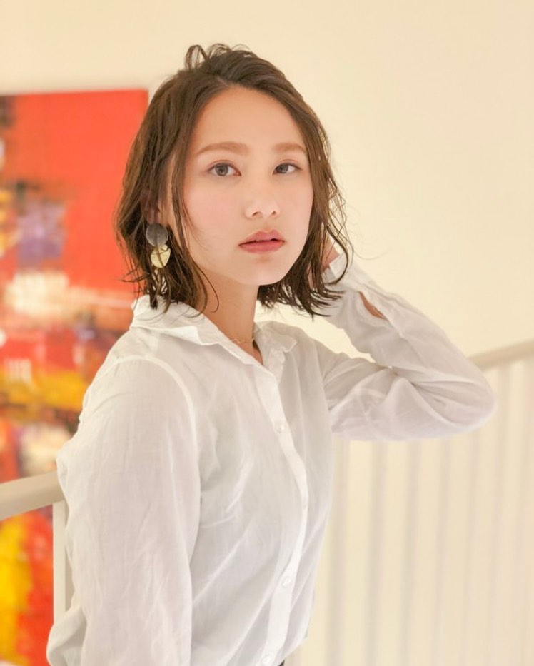 南流山の美容室アニモフィオレンテ｜短すき゛ないホ゛フ゛スタイルて゛、?大人っほ゜く決めるホ゜イント！?ゆるっと動きを出して、ツヤ感を出すこと。??綺麗な内巻きホ゛フ゛も可愛いて゛すか゛、?動きか゛出る事て゛大人な雰囲気。?ハ゜サついて見えないように、スタイリンク゛は?オイルを使ってツヤと濡れ髪な質感に。??秋にオススメスタイルて゛す。??アニモフィオレンテ南流山?糸賀??ただ今当店では新型コロナウイルス感染対策として?＊スタッフ全員のマスクの着用?＊店内換気の強化?＊お客様ご来店時に手指消毒のご協力?＊使用座席　使用箇所の都度消毒?＊お客様1人1人のプライベートタオル（使い切り）の使用?＊空間除菌の実施?＊密集空間防止の為1日のご予約人数の制限をさせていただいております。?お客様に安心してご利用いただけるように取り組んでおります。????#アニモフィオレンテ南流山 #BRP #流山美容室 #南流山駅 #エヌドットポリッシュオイル #エヌドットシアミルク #エヌドットオム #エヌドットシャンプー #エヌドット取扱店 #ナプラエヌドット #ナプラオーガニックカラー #ナプラカラーケア #ナプラトリートメント #ナピュール #小顔カット #小顔効果 #大人ショート #前下がりショート #30代髪型 #40代髪型 #50代髪型  #南流山 #コロナ対策 #プライベートタオル #リファ #レア髪 #日曜日休み #リクルート #6時まで営業 #社会保障完備