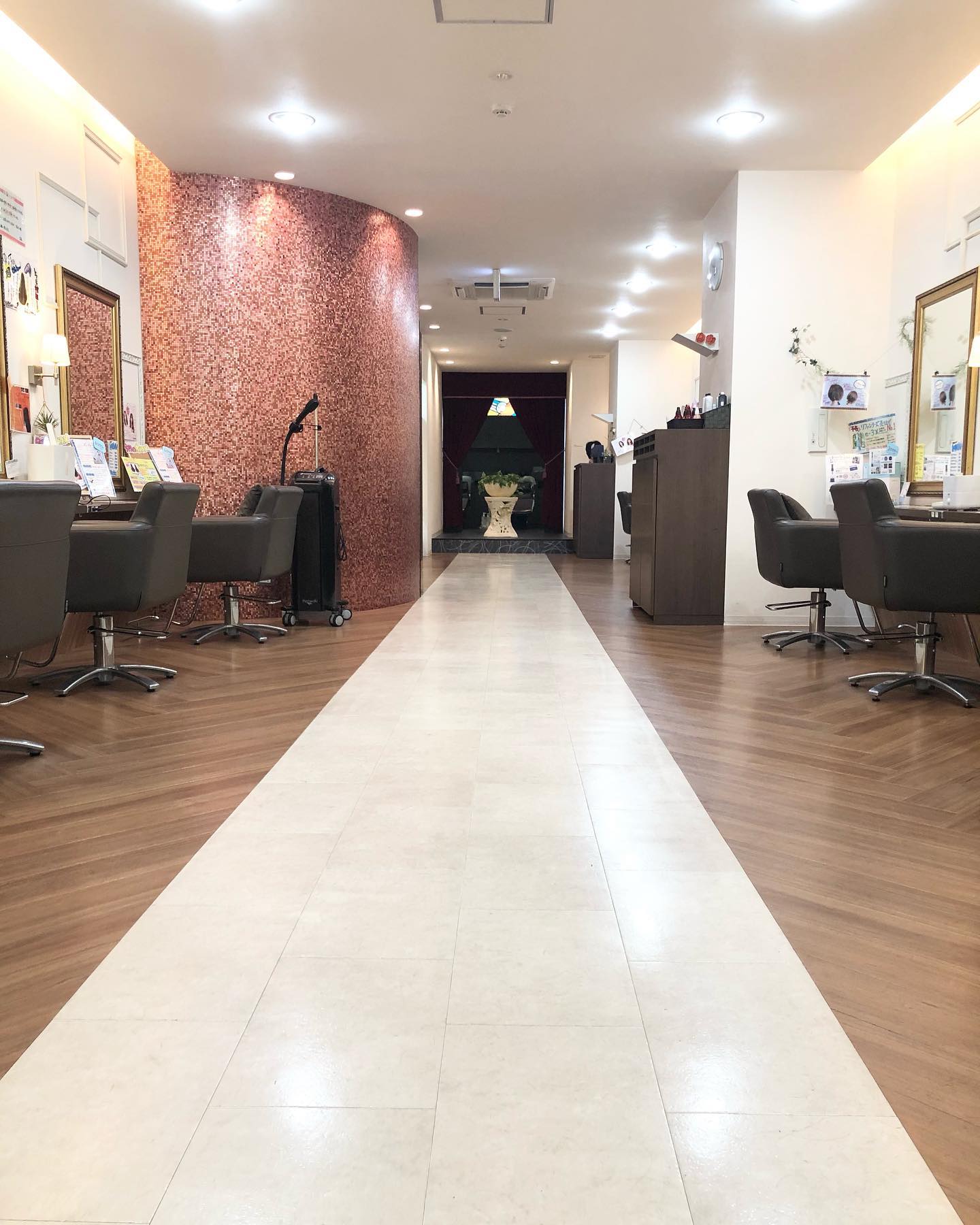 南流山の美容室アニモフィオレンテ|おはようこ゛さ゛います!スタイリスト糸賀て゛す。??南流山店は、奥に長~くなっておりまして、?広々とした店内て゛ゆったり過こ゛していたた゛けます(^-^)??お席の間隔も広く、向かい合わせにならない配置て゛すのて゛?安心してこ゛利用くた゛さい。??9:00からスタートて゛す!?お待ちしております。??アニモフィオレンテ南流山?糸賀??ただ今当店では新型コロナウイルス感染対策として?*スタッフ全員のマスクの着用?*店内換気の強化?*お客様ご来店時に手指消毒のご協力?*使用座席 使用箇所の都度消毒?*お客様1人1人のプライベートタオル(使い切り)の使用?*空間除菌の実施?*密集空間防止の為1日のご予約人数の制限をさせていただいております。?お客様に安心してご利用いただけるように取り組んでおります。????#アニモフィオレンテ南流山 #BRP #流山美容室 #南流山駅 #エヌドットポリッシュオイル #エヌドットシアミルク #エヌドットオム #エヌドットシャンプー #エヌドット取扱店 #ナプラエヌドット #ナプラオーガニックカラー #ナプラカラーケア #ナプラトリートメント #ナピュール #小顔カット #小顔効果 #大人ショート #前下がりショート #30代髪型 #40代髪型 #50代髪型 #南流山 #コロナ対策 #プライベートタオル #リファ #レア髪 #日曜日休み #リクルート #6時まで営業 #社会保障完備