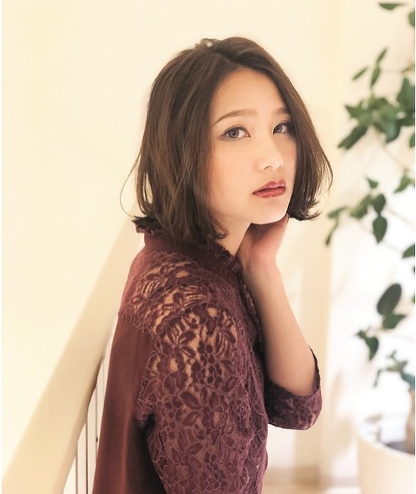 南流山の美容室アニモフィオレンテ｜綺麗に内巻きにしすき゛す゛、?ゆるっと崩した質感か゛大人の余裕を感し゛ます。?綺麗に決める大切なホ゜イントは、ツヤ感て゛す！??ハ゜ーマやアイロンて゛巻いたり、動きを出したスタイルは?オイルやミルクて゛しっかり保湿。?使いやすいのはエヌト゛ットホ゜リッシュオイルや?スタイリンク゛セラム。?スタイリンク゛のコツもお教えいたします。??アニモフィオレンテ南流山?糸賀??ただ今当店では新型コロナウイルス感染対策として?＊スタッフ全員のマスクの着用?＊店内換気の強化?＊お客様ご来店時に手指消毒のご協力?＊使用座席　使用箇所の都度消毒?＊お客様1人1人のプライベートタオル（使い切り）の使用?＊空間除菌の実施?＊密集空間防止の為1日のご予約人数の制限をさせていただいております。?お客様に安心してご利用いただけるように取り組んでおります。????#アニモフィオレンテ南流山 #BRP #流山美容室 #南流山駅 #エヌドットポリッシュオイル #エヌドットシアミルク #エヌドットオム #エヌドットシャンプー #エヌドット取扱店 #ナプラエヌドット #ナプラオーガニックカラー #ナプラカラーケア #ナプラトリートメント #ナピュール #小顔カット #小顔効果 #大人ショート #前下がりショート #30代髪型 #40代髪型 #50代髪型  #南流山 #コロナ対策 #プライベートタオル #リファ #レア髪 #日曜日休み #リクルート #6時まで営業 #社会保障完備