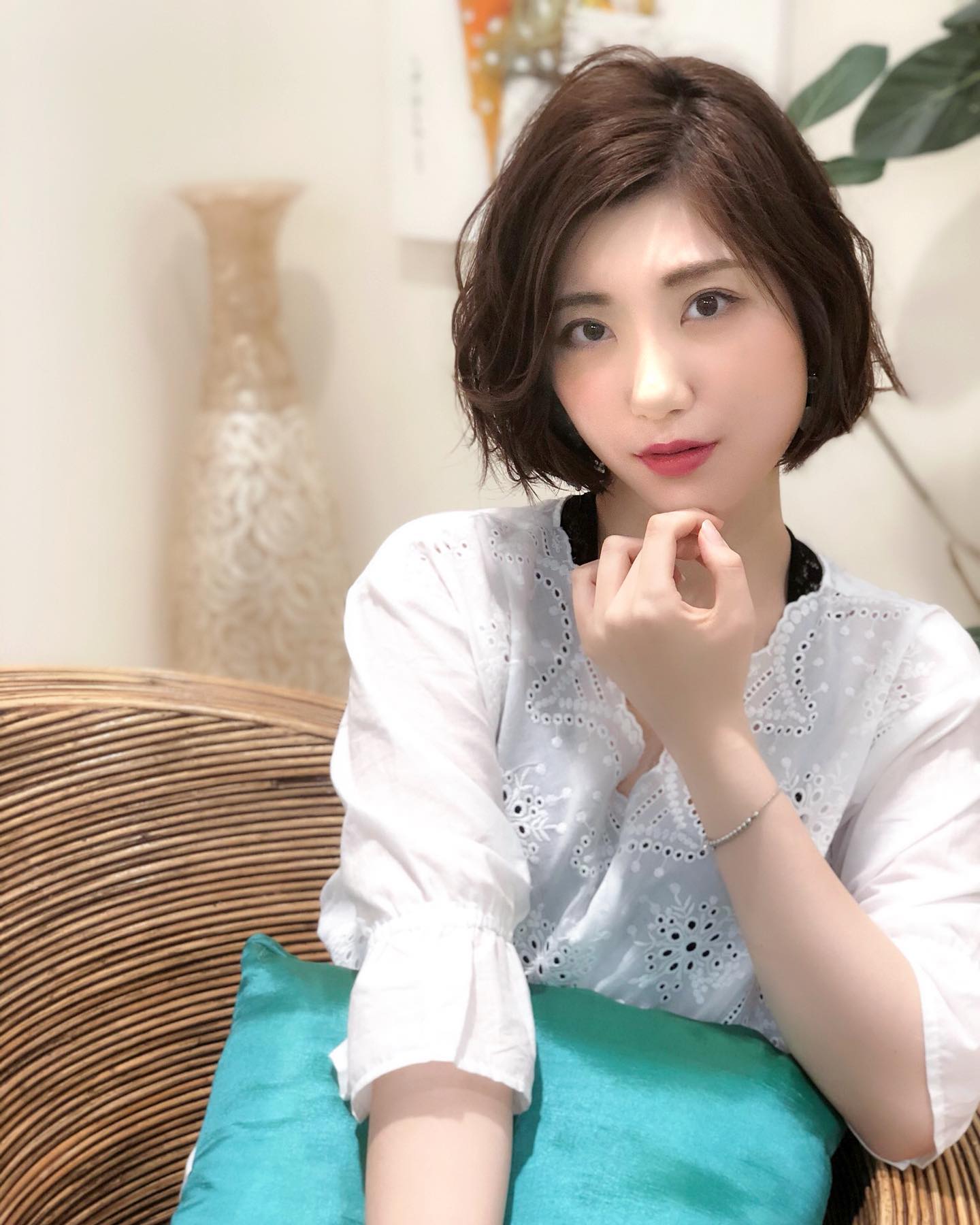 南流山の美容室アニモフィオレンテ｜アゴラインより少し短めのボブスタイル?コンパクトにまとまって?秋冬のボリュームのあるファッションと相性が良いです♪??ボリューム感があった方が華やかになるので、?アイロンで巻いたり、パーマをかけると?さらにgood!??イメチェンお手伝いいたします！??アニモフィオレンテ南流山?糸賀?ただ今当店では新型コロナウイルス感染対策として?＊スタッフ全員のマスクの着用?＊店内換気の強化?＊お客様ご来店時に手指消毒のご協力?＊使用座席　使用箇所の都度消毒?＊お客様1人1人のプライベートタオル（使い切り）の使用?＊空間除菌の実施?＊密集空間防止の為1日のご予約人数の制限をさせていただいております。?お客様に安心してご利用いただけるように取り組んでおります。????#アニモフィオレンテ南流山 #BRP #流山美容室 #南流山駅 #エヌドットポリッシュオイル #エヌドットシアミルク #エヌドットオム #エヌドットシャンプー #エヌドット取扱店 #ナプラエヌドット #ナプラオーガニックカラー #ナプラカラーケア #ナプラトリートメント #ナピュール #小顔カット #小顔効果 #大人ショート #前下がりショート #30代髪型 #40代髪型 #50代髪型  #南流山 #コロナ対策 #プライベートタオル #リファ #レア髪 #日曜日休み #リクルート #6時まで営業 #社会保障完備