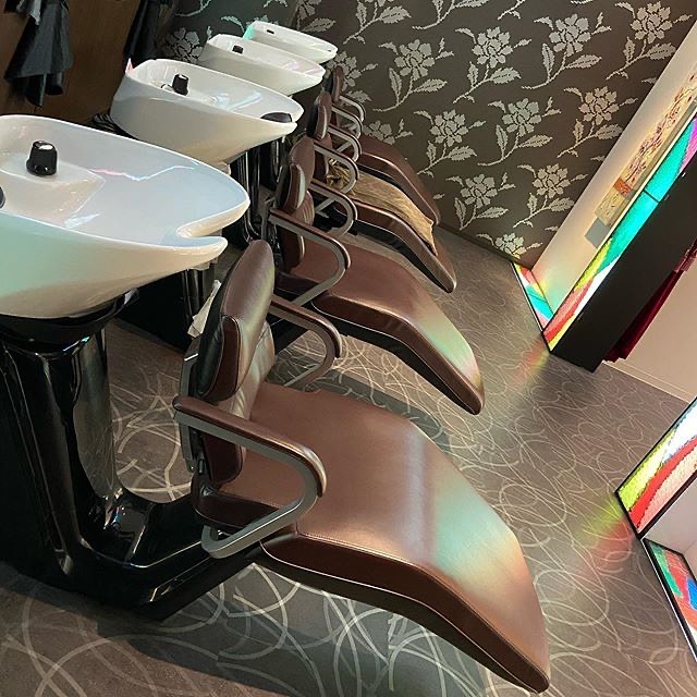 南流山の美容室アニモフィオレンテ｜当店のシャンプーブースは?とても広くゆったりしております。?波や水の音がBGMで、アロマの香りで癒し空間に♪?ヘッドスパのメニューも充実してますので、?ご希望の方はスタッフにお尋ねください。?アニモフィオレンテ南流山?糸賀??ただ今当店では新型コロナウイルス感染対策として?＊スタッフ全員のマスクの着用?＊店内換気の強化?＊お客様ご来店時に手指消毒のご協力?＊使用座席　使用箇所の都度消毒?＊お客様1人1人のプライベートタオル（使い切り）の使用?＊空間除菌の実施?＊密集空間防止の為1日のご予約人数の制限をさせていただいております。?お客様に安心してご利用いただけるように取り組んでおります。????#アニモフィオレンテ南流山 #BRP #流山美容室 #南流山駅 #エヌドットポリッシュオイル #エヌドットシアミルク #エヌドットオム #エヌドットシャンプー #エヌドット取扱店 #ナプラエヌドット #ナプラオーガニックカラー #ナプラカラーケア #ナプラトリートメント #ナピュール #小顔カット #小顔効果 #大人ショート #前下がりショート #30代髪型 #40代髪型 #50代髪型  #南流山 #コロナ対策 #プライベートタオル #リファ #レア髪 #日曜日休み #リクルート #6時まで営業 #社会保障完備