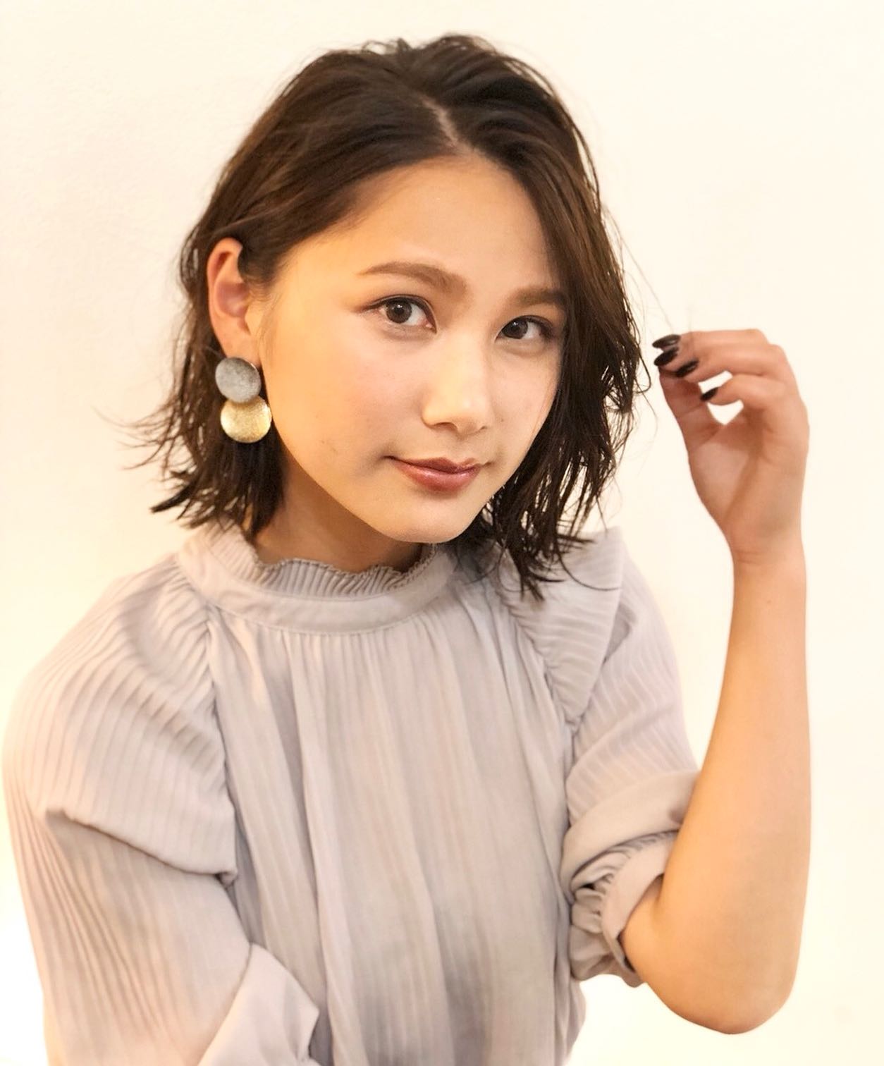 南流山の美容室アニモフィオレンテ｜綺麗に内巻きにしすぎず、?ゆるっと崩した質感が大人の余裕を感じます。?綺麗に決める大切なポイントは、ツヤ感です！??パーマやアイロンで巻いたり、動きを出したスタイルは?オイルやミルクでしっかり保湿。?使いやすいのはエヌドットポリッシュオイルや?スタイリングセラム。?スタイリングのコツもお教えいたします。??アニモフィオレンテ南流山?糸賀??ただ今当店では新型コロナウイルス感染対策として?＊スタッフ全員のマスクの着用?＊店内換気の強化?＊お客様ご来店時に手指消毒のご協力?＊使用座席　使用箇所の都度消毒?＊お客様1人1人のプライベートタオル（使い切り）の使用?＊空間除菌の実施?＊密集空間防止の為1日のご予約人数の制限をさせていただいております。?お客様に安心してご利用いただけるように取り組んでおります。????#アニモフィオレンテ南流山 #BRP #流山美容室 #南流山駅 #エヌドットポリッシュオイル #エヌドットシアミルク #エヌドットオム #エヌドットシャンプー #エヌドット取扱店 #ナプラエヌドット #ナプラオーガニックカラー #ナプラカラーケア #ナプラトリートメント #ナピュール #小顔カット #小顔効果 #大人ショート #前下がりショート #30代髪型 #40代髪型 #50代髪型  #南流山 #コロナ対策 #プライベートタオル #リファ #レア髪 #日曜日休み #リクルート #6時まで営業 #社会保障完備