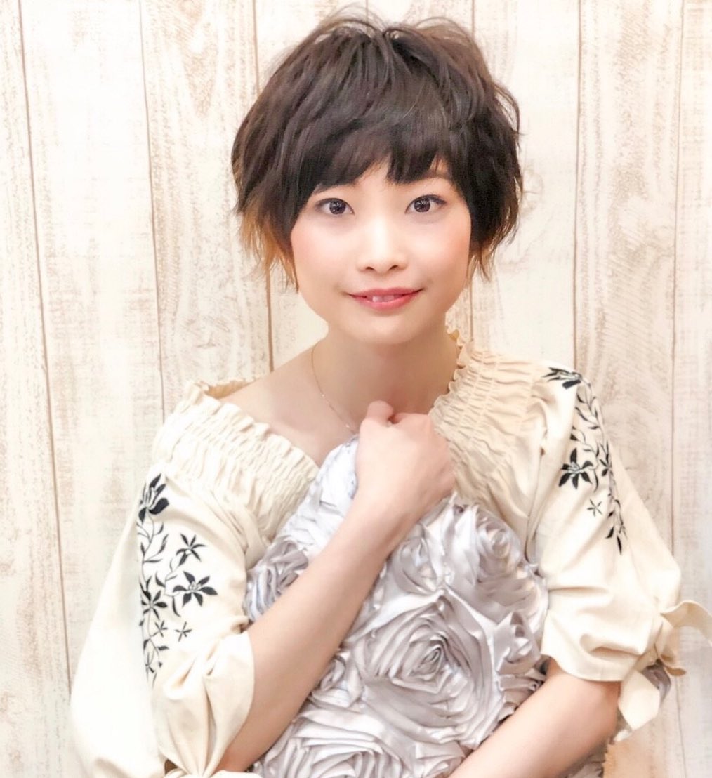 南流山の美容室アニモフィオレンテ|短めのスタイル、?丸みがあって可愛いマッシュショート?トップがふんわりと、?全体的にゆるく動きが出るパーマが?ピッタリです(^-^)??ショートでパーマをかける時のポイントは、?全部にかけない事です!?メリハリが出るように根本はかけないところもあります。?短めのヘアスタイルご相談ください。?アニモフィオレンテ南流山?糸賀??ただ今当店では新型コロナウイルス感染対策として?*スタッフ全員のマスクの着用?*店内換気の強化?*お客様ご来店時に手指消毒のご協力?*使用座席 使用箇所の都度消毒?*お客様1人1人のプライベートタオル(使い切り)の使用?*空間除菌の実施?*密集空間防止の為1日のご予約人数の制限をさせていただいております。?お客様に安心してご利用いただけるように取り組んでおります。????#アニモフィオレンテ南流山 #BRP #流山美容室 #南流山駅 #エヌドットポリッシュオイル #エヌドットシアミルク #エヌドットオム #エヌドットシャンプー #エヌドット取扱店 #ナプラエヌドット #ナプラオーガニックカラー #ナプラカラーケア #ナプラトリートメント #ナピュール #小顔カット #小顔効果 #大人ショート #前下がりショート #30代髪型 #40代髪型 #50代髪型 #南流山 #コロナ対策 #プライベートタオル #リファ #レア髪 #日曜日休み #リクルート #6時まで営業 #社会保障完備