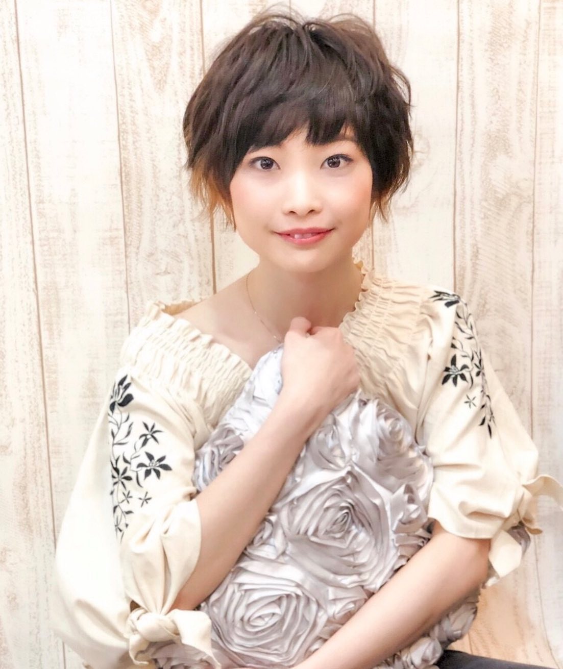 南流山の美容室アニモフィオレンテ|短めのスタイル、?丸みがあって可愛いマッシュショート?トップがふんわりと、?全体的にゆるく動きが出るパーマが?ピッタリです(^-^)??ショートでパーマをかける時のポイントは、?全部にかけない事です!?メリハリが出るように根本はかけないところもあります。?短めのヘアスタイルご相談ください。?アニモフィオレンテ南流山?糸賀??ただ今当店では新型コロナウイルス感染対策として?*スタッフ全員のマスクの着用?*店内換気の強化?*お客様ご来店時に手指消毒のご協力?*使用座席 使用箇所の都度消毒?*お客様1人1人のプライベートタオル(使い切り)の使用?*空間除菌の実施?*密集空間防止の為1日のご予約人数の制限をさせていただいております。?お客様に安心してご利用いただけるように取り組んでおります。????#アニモフィオレンテ南流山 #BRP #流山美容室 #南流山駅 #エヌドットポリッシュオイル #エヌドットシアミルク #エヌドットオム #エヌドットシャンプー #エヌドット取扱店 #ナプラエヌドット #ナプラオーガニックカラー #ナプラカラーケア #ナプラトリートメント #ナピュール #小顔カット #小顔効果 #大人ショート #前下がりショート #30代髪型 #40代髪型 #50代髪型 #南流山 #コロナ対策 #プライベートタオル #リファ #レア髪 #日曜日休み #リクルート #6時まで営業 #社会保障完備