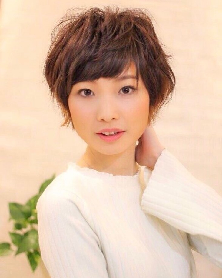 南流山の美容室アニモフィオレンテ|短めのスタイル、?丸みがあって可愛いマッシュショート?トップがふんわりと、?全体的にゆるく動きが出るパーマが?ピッタリです(^-^)??ショートでパーマをかける時のポイントは、?全部にかけない事です!?メリハリが出るように根本はかけないところもあります。?短めのヘアスタイルご相談ください。?アニモフィオレンテ南流山?糸賀??ただ今当店では新型コロナウイルス感染対策として?*スタッフ全員のマスクの着用?*店内換気の強化?*お客様ご来店時に手指消毒のご協力?*使用座席 使用箇所の都度消毒?*お客様1人1人のプライベートタオル(使い切り)の使用?*空間除菌の実施?*密集空間防止の為1日のご予約人数の制限をさせていただいております。?お客様に安心してご利用いただけるように取り組んでおります。????#アニモフィオレンテ南流山 #BRP #流山美容室 #南流山駅 #エヌドットポリッシュオイル #エヌドットシアミルク #エヌドットオム #エヌドットシャンプー #エヌドット取扱店 #ナプラエヌドット #ナプラオーガニックカラー #ナプラカラーケア #ナプラトリートメント #ナピュール #小顔カット #小顔効果 #大人ショート #前下がりショート #30代髪型 #40代髪型 #50代髪型 #南流山 #コロナ対策 #プライベートタオル #リファ #レア髪 #日曜日休み #リクルート #6時まで営業 #社会保障完備??ただ今当店では新型コロナウイルス感染対策として?*スタッフ全員のマスクの着用?*店内換気の強化?*お客様ご来店時に手指消毒のご協力?*使用座席 使用箇所の都度消毒?*お客様1人1人のプライベートタオル(使い切り)の使用?*空間除菌の実施?*密集空間防止の為1日のご予約人数の制限をさせていただいております。?お客様に安心してご利用いただけるように取り組んでおります。????#アニモフィオレンテ南流山 #BRP #流山美容室 #南流山駅 #エヌドットポリッシュオイル #エヌドットシアミルク #エヌドットオム #エヌドットシャンプー #エヌドット取扱店 #ナプラエヌドット #ナプラオーガニックカラー #ナプラカラーケア #ナプラトリートメント #ナピュール #小顔カット #小顔効果 #大人ショート #前下がりショート #30代髪型 #40代髪型 #50代髪型 #南流山 #コロナ対策 #プライベートタオル #リファ #レア髪 #日曜日休み #リクルート #6時まで営業 #社会保障完備