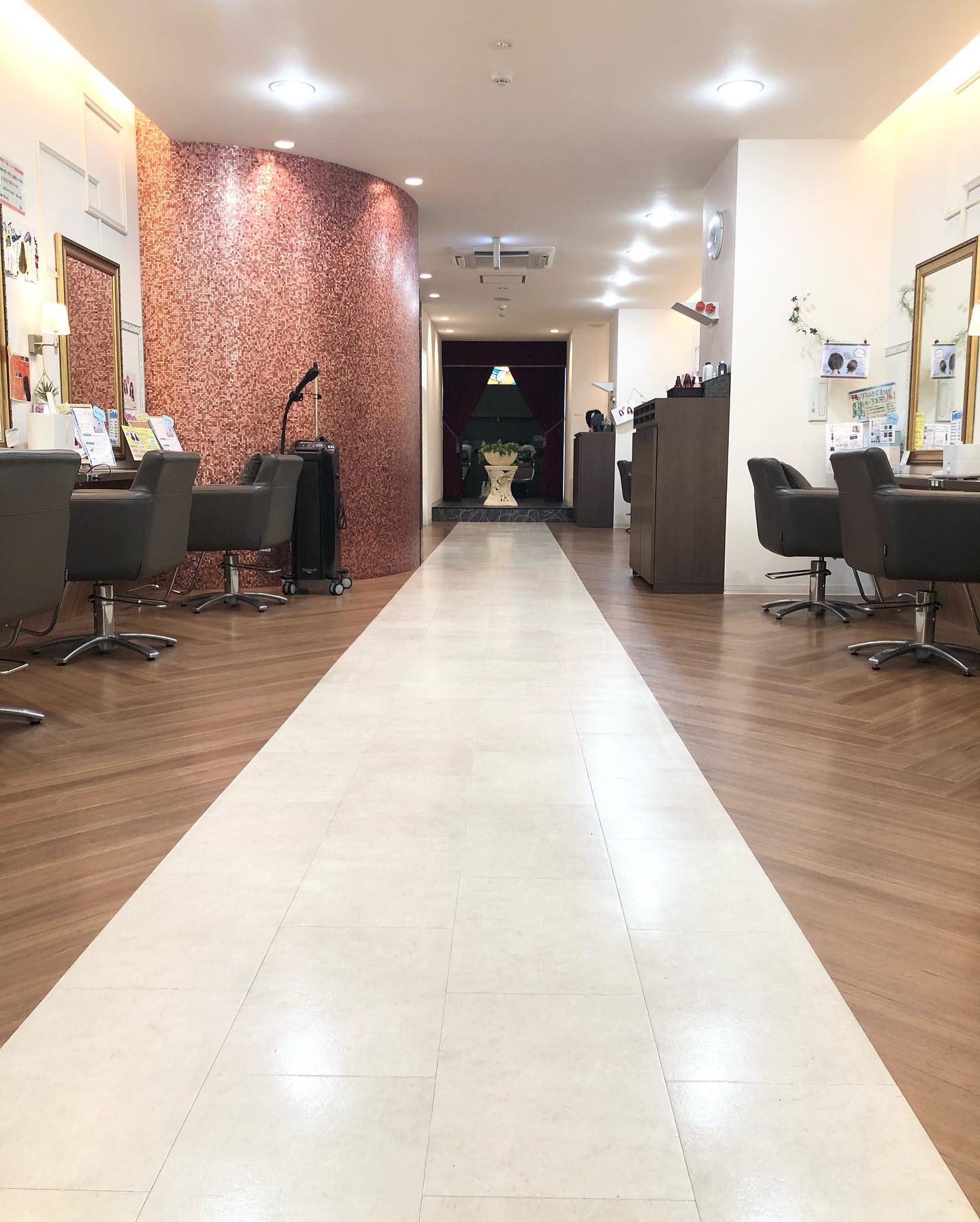 南流山の美容室アニモフィオレンテ|おはようございます!スタイリスト糸賀です。??南流山店は、奥に長~くなっておりまして、?広々とした店内でゆったり過ごしていただけます(^-^)??お席の間隔も広く、向かい合わせにならない配置ですので?安心してご利用ください。??9:00からスタートです!?お待ちしております。??アニモフィオレンテ南流山?糸賀??ただ今当店では新型コロナウイルス感染対策として?*スタッフ全員のマスクの着用?*店内換気の強化?*お客様ご来店時に手指消毒のご協力?*使用座席 使用箇所の都度消毒?*お客様1人1人のプライベートタオル(使い切り)の使用?*空間除菌の実施?*密集空間防止の為1日のご予約人数の制限をさせていただいております。?お客様に安心してご利用いただけるように取り組んでおります。????#アニモフィオレンテ南流山 #BRP #流山美容室 #南流山駅 #エヌドットポリッシュオイル #エヌドットシアミルク #エヌドットオム #エヌドットシャンプー #エヌドット取扱店 #ナプラエヌドット #ナプラオーガニックカラー #ナプラカラーケア #ナプラトリートメント #ナピュール #小顔カット #小顔効果 #大人ショート #前下がりショート #30代髪型 #40代髪型 #50代髪型 #南流山 #コロナ対策 #プライベートタオル #リファ #レア髪 #日曜日休み #リクルート #6時まで営業 #社会保障完備??ただ今当店では新型コロナウイルス感染対策として?*スタッフ全員のマスクの着用?*店内換気の強化?*お客様ご来店時に手指消毒のご協力?*使用座席 使用箇所の都度消毒?*お客様1人1人のプライベートタオル(使い切り)の使用?*空間除菌の実施?*密集空間防止の為1日のご予約人数の制限をさせていただいております。?お客様に安心してご利用いただけるように取り組んでおります。????#アニモフィオレンテ南流山 #BRP #流山美容室 #南流山駅 #エヌドットポリッシュオイル #エヌドットシアミルク #エヌドットオム #エヌドットシャンプー #エヌドット取扱店 #ナプラエヌドット #ナプラオーガニックカラー #ナプラカラーケア #ナプラトリートメント #ナピュール #小顔カット #小顔効果 #大人ショート #前下がりショート #30代髪型 #40代髪型 #50代髪型 #南流山 #コロナ対策 #プライベートタオル #リファ #レア髪 #日曜日休み #リクルート #6時まで営業 #社会保障完備