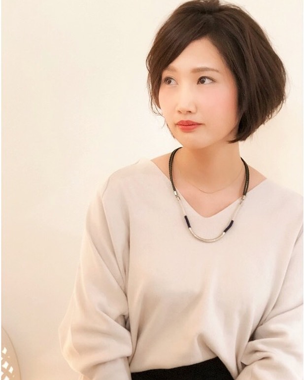 南流山の美容室アニモフィオレンテ｜ボリュームが出るラインを上に持ってくると、?視線も上に上がるから、?お顔がキュッとリフトアップ効果！??顔の形に合わせるので、ショートボブは?とても人気です♪??短めのヘアスタイルお任せください！??アニモフィオレンテ南流山?糸賀??ただ今当店では新型コロナウイルス感染対策として?＊スタッフ全員のマスクの着用?＊店内換気の強化?＊お客様ご来店時に手指消毒のご協力?＊使用座席　使用箇所の都度消毒?＊お客様1人1人のプライベートタオル（使い切り）の使用?＊空間除菌の実施?＊密集空間防止の為1日のご予約人数の制限をさせていただいております。?お客様に安心してご利用いただけるように取り組んでおります。????#アニモフィオレンテ南流山 #BRP #流山美容室 #南流山駅 #エヌドットポリッシュオイル #エヌドットシアミルク #エヌドットオム #エヌドットシャンプー #エヌドット取扱店 #ナプラエヌドット #ナプラオーガニックカラー #ナプラカラーケア #ナプラトリートメント #ナピュール #小顔カット #小顔効果 #大人ショート #前下がりショート #30代髪型 #40代髪型 #50代髪型  #南流山 #コロナ対策 #プライベートタオル #リファ #レア髪 #日曜日休み #リクルート #6時まで営業 #社会保障完備?