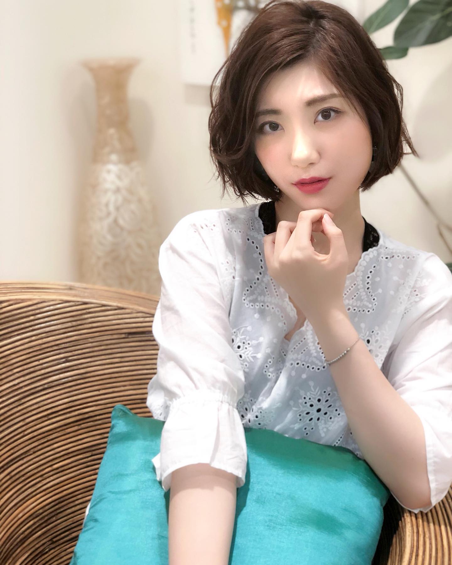 南流山の美容室アニモフィオレンテ｜アゴラインより少し短めのボブスタイル?コンパクトにまとまって?秋冬のボリュームのあるファッションと相性が良いです♪??ボリューム感があった方が華やかになるので、?アイロンで巻いたり、パーマをかけると?さらにgood!??イメチェンお手伝いいたします！??アニモフィオレンテ南流山?糸賀??ただ今当店では新型コロナウイルス感染対策として?＊スタッフ全員のマスクの着用?＊店内換気の強化?＊お客様ご来店時に手指消毒のご協力?＊使用座席　使用箇所の都度消毒?＊お客様1人1人のプライベートタオル（使い切り）の使用?＊空間除菌の実施?＊密集空間防止の為1日のご予約人数の制限をさせていただいております。?お客様に安心してご利用いただけるように取り組んでおります。????#アニモフィオレンテ南流山 #BRP #流山美容室 #南流山駅 #エヌドットポリッシュオイル #エヌドットシアミルク #エヌドットオム #エヌドットシャンプー #エヌドット取扱店 #ナプラエヌドット #ナプラオーガニックカラー #ナプラカラーケア #ナプラトリートメント #ナピュール #小顔カット #小顔効果 #大人ショート #前下がりショート #30代髪型 #40代髪型 #50代髪型  #南流山 #コロナ対策 #プライベートタオル #リファ #レア髪 #日曜日休み #リクルート #6時まで営業 #社会保障完備?