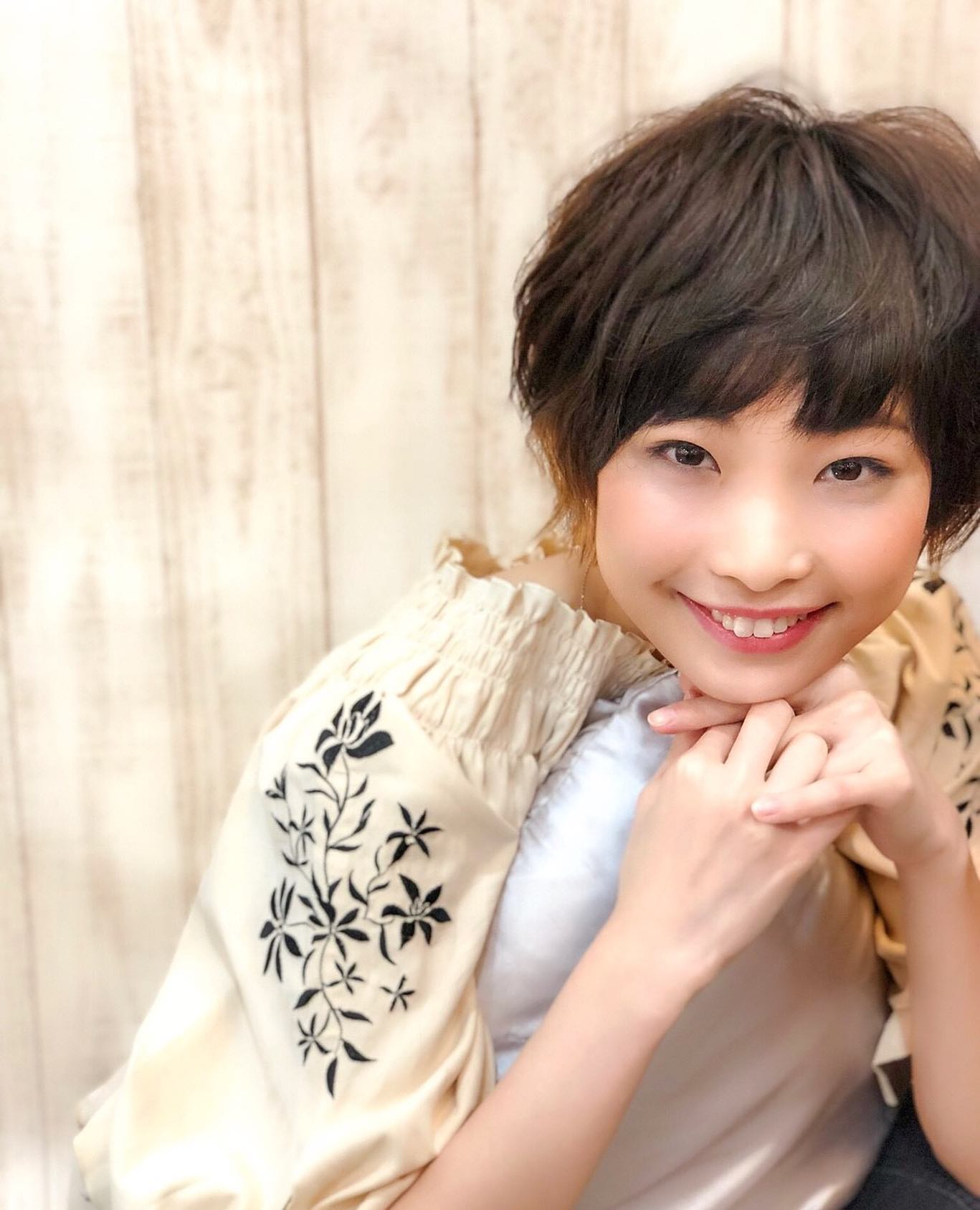 南流山の美容室アニモフィオレンテ｜短めのスタイル、?丸みがあって可愛いマッシュショート?トップがふんわりと、?全体的にゆるく動きが出るパーマが?ピッタリです(^-^)??ショートでパーマをかける時のポイントは、?全部にかけない事です！?メリハリが出るように根本はかけないところもあります。?短めのヘアスタイルご相談ください。?アニモフィオレンテ南流山?糸賀??ただ今当店では新型コロナウイルス感染対策として?＊スタッフ全員のマスクの着用?＊店内換気の強化?＊お客様ご来店時に手指消毒のご協力?＊使用座席　使用箇所の都度消毒?＊お客様1人1人のプライベートタオル（使い切り）の使用?＊空間除菌の実施?＊密集空間防止の為1日のご予約人数の制限をさせていただいております。?お客様に安心してご利用いただけるように取り組んでおります。????#アニモフィオレンテ南流山 #BRP #流山美容室 #南流山駅 #エヌドットポリッシュオイル #エヌドットシアミルク #エヌドットオム #エヌドットシャンプー #エヌドット取扱店 #ナプラエヌドット #ナプラオーガニックカラー #ナプラカラーケア #ナプラトリートメント #ナピュール #小顔カット #小顔効果 #大人ショート #前下がりショート #30代髪型 #40代髪型 #50代髪型  #南流山 #コロナ対策 #プライベートタオル #リファ #レア髪 #日曜日休み #リクルート #6時まで営業 #社会保障完備?