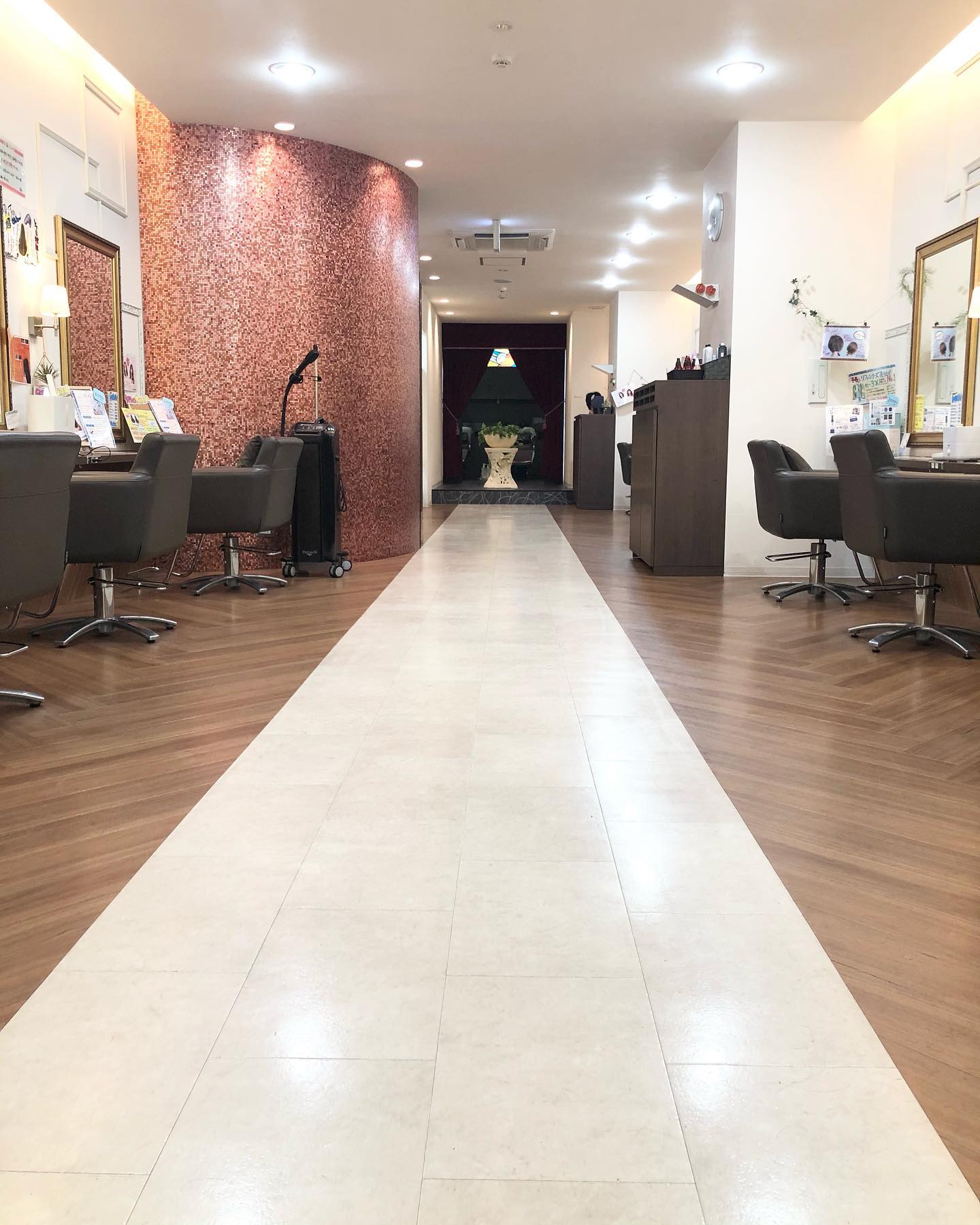 南流山の美容室アニモフィオレンテ｜おはようございます！スタイリスト糸賀です。??南流山店は、奥に長～くなっておりまして、?広々とした店内でゆったり過ごしていただけます(^-^)??お席の間隔も広く、向かい合わせにならない配置ですので?安心してご利用ください。??9:00からスタートです！?お待ちしております。??アニモフィオレンテ南流山?糸賀??ただ今当店では新型コロナウイルス感染対策として?＊スタッフ全員のマスクの着用?＊店内換気の強化?＊お客様ご来店時に手指消毒のご協力?＊使用座席　使用箇所の都度消毒?＊お客様1人1人のプライベートタオル（使い切り）の使用?＊空間除菌の実施?＊密集空間防止の為1日のご予約人数の制限をさせていただいております。?お客様に安心してご利用いただけるように取り組んでおります。????#アニモフィオレンテ南流山 #BRP #流山美容室 #南流山駅 #エヌドットポリッシュオイル #エヌドットシアミルク #エヌドットオム #エヌドットシャンプー #エヌドット取扱店 #ナプラエヌドット #ナプラオーガニックカラー #ナプラカラーケア #ナプラトリートメント #ナピュール #小顔カット #小顔効果 #大人ショート #前下がりショート #30代髪型 #40代髪型 #50代髪型  #南流山 #コロナ対策 #プライベートタオル #リファ #レア髪 #日曜日休み #リクルート #6時まで営業 #社会保障完備?