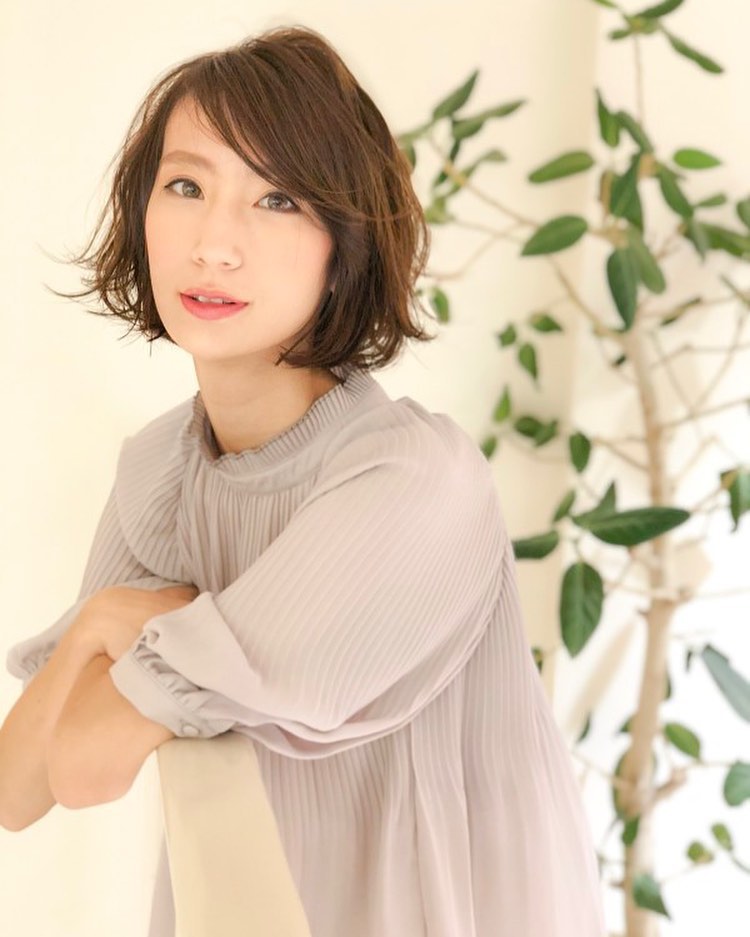 南流山の美容室アニモフィオレンテ｜短すぎないボブスタイルで、?大人っぽく決めるポイント！?ゆるっと動きを出して、ツヤ感を出すこと。??綺麗な内巻きボブも可愛いですが、?動きが出る事で大人な雰囲気。?パサついて見えないように、スタイリングは?オイルを使ってツヤと濡れ髪な質感に。???アニモフィオレンテ南流山?糸賀??ただ今当店では新型コロナウイルス感染対策として?＊スタッフ全員のマスクの着用?＊店内換気の強化?＊お客様ご来店時に手指消毒のご協力?＊使用座席　使用箇所の都度消毒?＊お客様1人1人のプライベートタオル（使い切り）の使用?＊空間除菌の実施?＊密集空間防止の為1日のご予約人数の制限をさせていただいております。?お客様に安心してご利用いただけるように取り組んでおります。????#アニモフィオレンテ南流山 #BRP #流山美容室 #南流山駅 #エヌドットポリッシュオイル #エヌドットシアミルク #エヌドットオム #エヌドットシャンプー #エヌドット取扱店 #ナプラエヌドット #ナプラオーガニックカラー #ナプラカラーケア #ナプラトリートメント #ナピュール #小顔カット #小顔効果 #大人ショート #前下がりショート #30代髪型 #40代髪型 #50代髪型  #南流山 #コロナ対策 #プライベートタオル #リファ #レア髪 #日曜日休み #リクルート #6時まで営業 #社会保障完備?