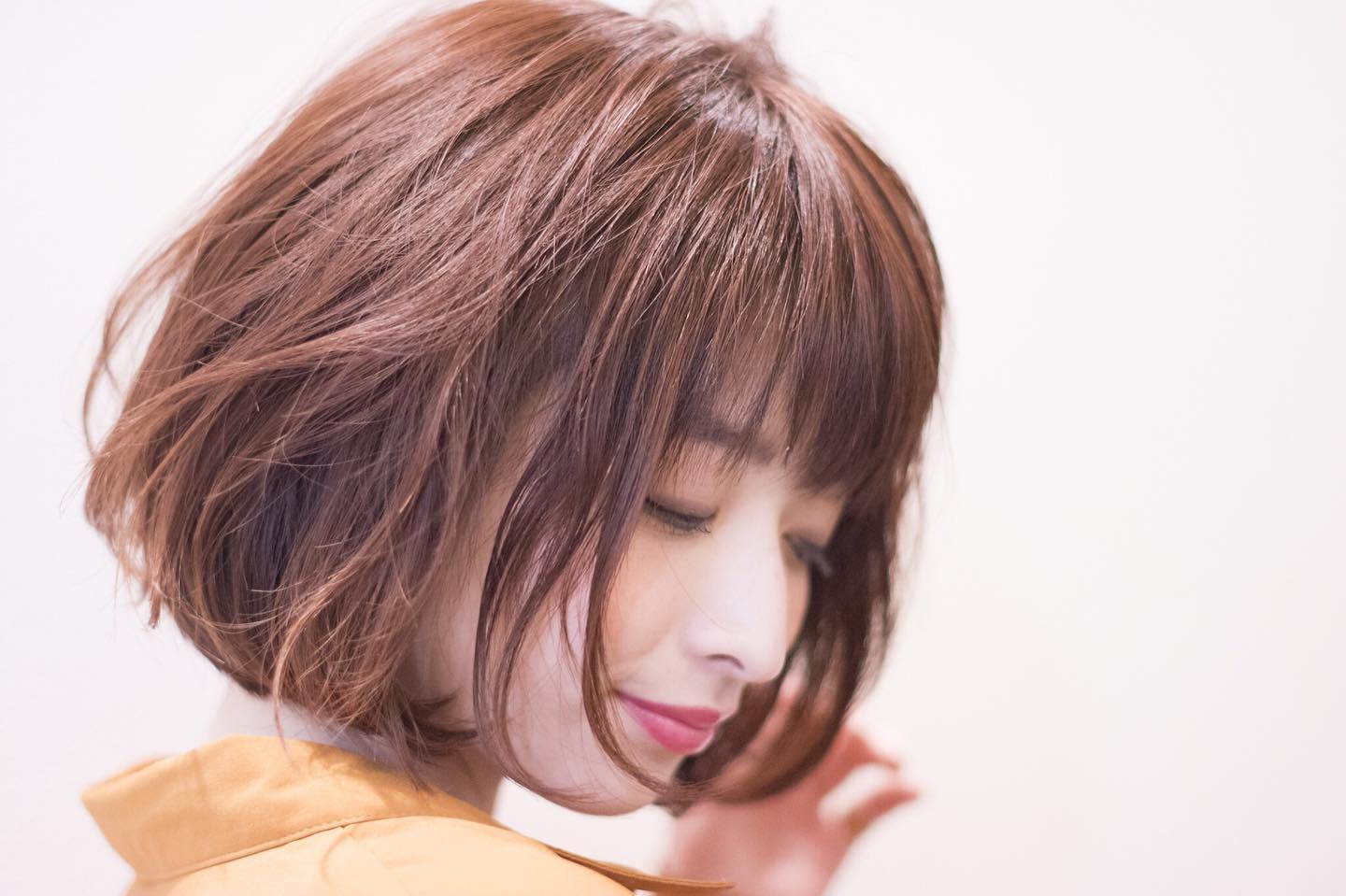 南流山の美容室アニモフィオレンテ|顔まわりを包み込む長さで?丸みのシルエットが特徴のボブ。?襟元がスッキリなので?冬のヘアスタイルにもオススメです!?スタイリングしやすいように、?縮毛矯正や、パーマなど?必要なメニューをご提案いたします。??ご相談ください!?アニモフィオレンテ南流山?糸賀??ただ今当店では新型コロナウイルス感染対策として?*スタッフ全員のマスクの着用?*店内換気の強化?*お客様ご来店時に手指消毒のご協力?*使用座席 使用箇所の都度消毒?*お客様1人1人のプライベートタオル(使い切り)の使用?*空間除菌の実施?*密集空間防止の為1日のご予約人数の制限をさせていただいております。?お客様に安心してご利用いただけるように取り組んでおります。????#アニモフィオレンテ南流山 #BRP #流山美容室 #南流山駅 #エヌドットポリッシュオイル #エヌドットシアミルク #エヌドットオム #エヌドットシャンプー #エヌドット取扱店 #ナプラエヌドット #ナプラオーガニックカラー #ナプラカラーケア #ナプラトリートメント #ナピュール #小顔カット #小顔効果 #大人ショート #前下がりショート #30代髪型 #40代髪型 #50代髪型 #南流山 #コロナ対策 #プライベートタオル #リファ #レア髪 #日曜日休み #リクルート #6時まで営業 #社会保障完備?