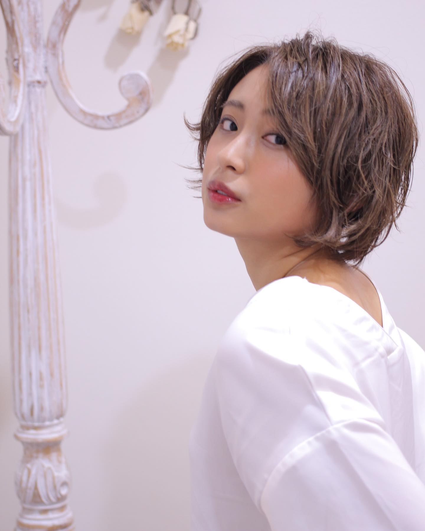 南流山の美容室アニモフィオレンテ|襟元がボリュームのある服が多くなるので、?襟足はすっきり短めが良いと思います(^-^)??暗めの服が多くなるので、髪色は明るく♪??冬のショートスタイル、楽しみましょう(^ ^)!??アニモフィオレンテ南流山?糸賀??ただ今当店では新型コロナウイルス感染対策として?*スタッフ全員のマスクの着用?*店内換気の強化?*お客様ご来店時に手指消毒のご協力?*使用座席 使用箇所の都度消毒?*お客様1人1人のプライベートタオル(使い切り)の使用?*空間除菌の実施?*密集空間防止の為1日のご予約人数の制限をさせていただいております。?お客様に安心してご利用いただけるように取り組んでおります。????#アニモフィオレンテ南流山 #BRP #流山美容室 #南流山駅 #エヌドットポリッシュオイル #エヌドットシアミルク #エヌドットオム #エヌドットシャンプー #エヌドット取扱店 #ナプラエヌドット #ナプラオーガニックカラー #ナプラカラーケア #ナプラトリートメント #ナピュール #小顔カット #小顔効果 #大人ショート #前下がりショート #30代髪型 #40代髪型 #50代髪型 #南流山 #コロナ対策 #プライベートタオル #リファ #レア髪 #日曜日休み #リクルート #6時まで営業 #社会保障完備?