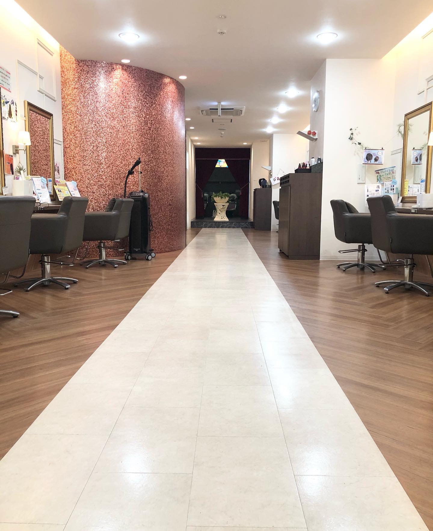 南流山の美容室アニモフィオレンテ｜南流山店は、奥に長～くなっておりまして、?広々とした店内でゆったり過ごしていただけます(^-^)??お席の間隔も広く、向かい合わせにならない配置ですので?安心してご利用ください。??9:00からスタートです！?お待ちしております。??アニモフィオレンテ南流山?糸賀??ただ今当店では新型コロナウイルス感染対策として?＊スタッフ全員のマスクの着用?＊店内換気の強化?＊お客様ご来店時に手指消毒のご協力?＊使用座席　使用箇所の都度消毒?＊お客様1人1人のプライベートタオル（使い切り）の使用?＊空間除菌の実施?＊密集空間防止の為1日のご予約人数の制限をさせていただいております。?お客様に安心してご利用いただけるように取り組んでおります。????#アニモフィオレンテ南流山 #BRP #流山美容室 #南流山駅 #エヌドットポリッシュオイル #エヌドットシアミルク #エヌドットオム #エヌドットシャンプー #エヌドット取扱店 #ナプラエヌドット #ナプラオーガニックカラー #ナプラカラーケア #ナプラトリートメント #ナピュール #小顔カット #小顔効果 #大人ショート #前下がりショート #30代髪型 #40代髪型 #50代髪型  #南流山 #コロナ対策 #プライベートタオル #リファ #レア髪 #日曜日休み #リクルート #6時まで営業 #社会保障完備?
