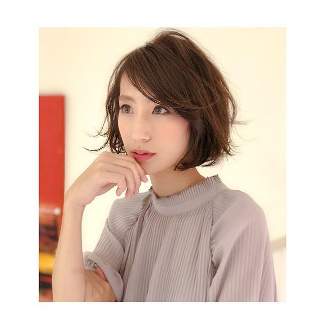 南流山の美容室アニモフィオレンテ｜短すぎないボブスタイルで、?大人っぽく決めるポイント！?ゆるっと動きを出して、ツヤ感を出すこと。??綺麗な内巻きボブも可愛いですが、?動きが出る事で大人な雰囲気。?パサついて見えないように、スタイリングは?オイルを使ってツヤと濡れ髪な質感に。???アニモフィオレンテ南流山?糸賀??ただ今当店では新型コロナウイルス感染対策として?＊スタッフ全員のマスクの着用?＊店内換気の強化?＊お客様ご来店時に手指消毒のご協力?＊使用座席　使用箇所の都度消毒?＊お客様1人1人のプライベートタオル（使い切り）の使用?＊空間除菌の実施?＊密集空間防止の為1日のご予約人数の制限をさせていただいております。?お客様に安心してご利用いただけるように取り組んでおります。????#アニモフィオレンテ南流山 #BRP #流山美容室 #南流山駅 #エヌドットポリッシュオイル #エヌドットシアミルク #エヌドットオム #エヌドットシャンプー #エヌドット取扱店 #ナプラエヌドット #ナプラオーガニックカラー #ナプラカラーケア #ナプラトリートメント #ナピュール #小顔カット #小顔効果 #大人ショート #前下がりショート #30代髪型 #40代髪型 #50代髪型  #南流山 #コロナ対策 #プライベートタオル #リファ #レア髪 #日曜日休み #リクルート #6時まで営業 #社会保障完備?