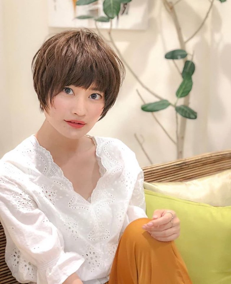 南流山の美容室アニモフィオレンテ|マッシュショートは顔まわりを?キュッと包み込むスタイルですので、?小顔効果があります!?シルエットが大切なので、?トップのふんわりが作りにくい方には?ポイントパーマをオススメします。?スタイリングがすごく楽になります♪??アニモフィオレンテ南流山?糸賀??ただ今当店では新型コロナウイルス感染対策として?*スタッフ全員のマスクの着用?*店内換気の強化?*お客様ご来店時に手指消毒のご協力?*使用座席 使用箇所の都度消毒?*お客様1人1人のプライベートタオル(使い切り)の使用?*空間除菌の実施?*密集空間防止の為1日のご予約人数の制限をさせていただいております。?お客様に安心してご利用いただけるように取り組んでおります。????#アニモフィオレンテ南流山 #BRP #流山美容室 #南流山駅 #エヌドットポリッシュオイル #エヌドットシアミルク #エヌドットオム #エヌドットシャンプー #エヌドット取扱店 #ナプラエヌドット #ナプラオーガニックカラー #ナプラカラーケア #ナプラトリートメント #ナピュール #小顔カット #小顔効果 #大人ショート #前下がりショート #30代髪型 #40代髪型 #50代髪型 #南流山 #コロナ対策 #プライベートタオル #リファ #レア髪 #日曜日休み #リクルート #6時まで営業 #社会保障完備?