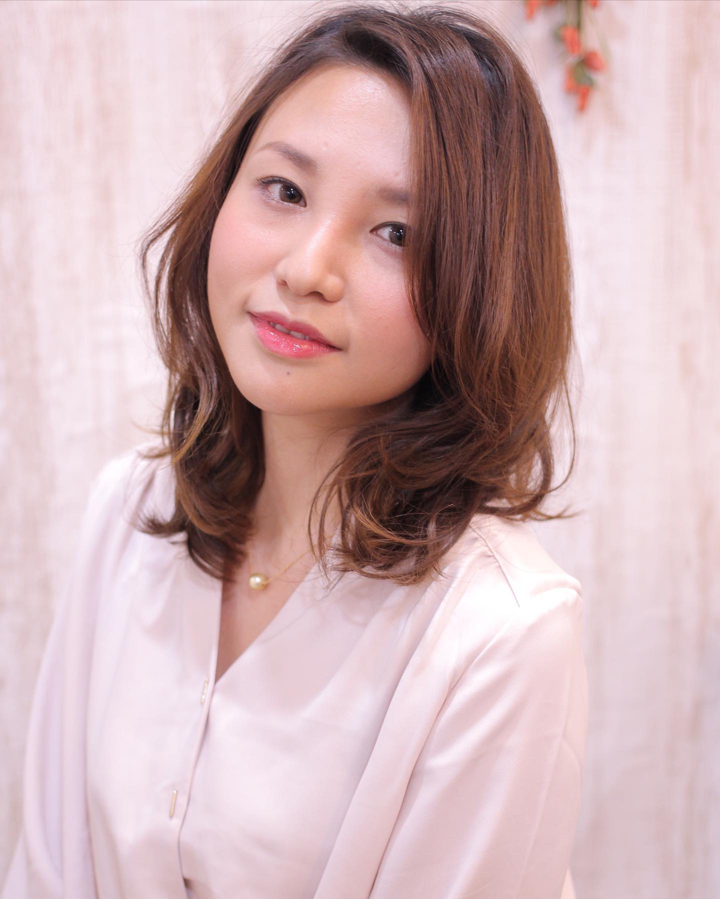 南流山の美容室アニモフィオレンテ|ミディアムからロングヘアで人気なのが、?デジタルパーマのヘアスタイル!??なぜかというと、、、?とにかくスタイリングが楽々です(^-^)?乾かすだけで大きめウェーブがでるので、?朝の時短にもってこい!?仕上げにオイルやミルクで保湿をオン♪??アニモフィオレンテ南流山?糸賀?ただ今当店では新型コロナウイルス感染対策として?*スタッフ全員のマスクの着用?*店内換気の強化?*お客様ご来店時に手指消毒のご協力?*使用座席 使用箇所の都度消毒?*お客様1人1人のプライベートタオル(使い切り)の使用?*空間除菌の実施?*密集空間防止の為1日のご予約人数の制限をさせていただいております。?お客様に安心してご利用いただけるように取り組んでおります。????#アニモフィオレンテ南流山 #BRP #流山美容室 #南流山駅 #エヌドットポリッシュオイル #エヌドットシアミルク #エヌドットオム #エヌドットシャンプー #エヌドット取扱店 #ナプラエヌドット #ナプラオーガニックカラー #ナプラカラーケア #ナプラトリートメント #ナピュール #小顔カット #小顔効果 #大人ショート #前下がりショート #30代髪型 #40代髪型 #50代髪型 #南流山 #コロナ対策 #プライベートタオル #リファ #レア髪 #日曜日休み #リクルート #6時まで営業 #社会保障完備?