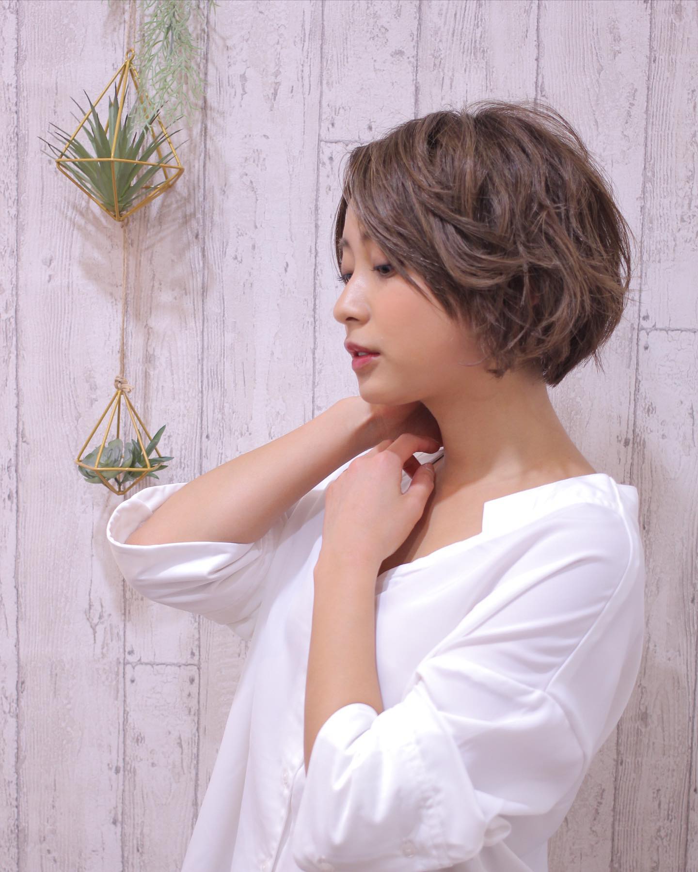 南流山の美容室アニモフィオレンテ｜襟元がボリュームのある服が多くなるので、?襟足はすっきり短めが良いと思います(^-^)??暗めの服が多くなるので、髪色は明るく♪??冬のショートスタイル、楽しみましょう(^ ^)！??アニモフィオレンテ南流山?糸賀??ただ今当店では新型コロナウイルス感染対策として?＊スタッフ全員のマスクの着用?＊店内換気の強化?＊お客様ご来店時に手指消毒のご協力?＊使用座席　使用箇所の都度消毒?＊お客様1人1人のプライベートタオル（使い切り）の使用?＊空間除菌の実施?＊密集空間防止の為1日のご予約人数の制限をさせていただいております。?お客様に安心してご利用いただけるように取り組んでおります。????#アニモフィオレンテ南流山 #BRP #流山美容室 #南流山駅 #エヌドットポリッシュオイル #エヌドットシアミルク #エヌドットオム #エヌドットシャンプー #エヌドット取扱店 #ナプラエヌドット #ナプラオーガニックカラー #ナプラカラーケア #ナプラトリートメント #ナピュール #小顔カット #小顔効果 #大人ショート #前下がりショート #30代髪型 #40代髪型 #50代髪型  #南流山 #コロナ対策 #プライベートタオル #リファ #レア髪 #日曜日休み #リクルート #6時まで営業 #社会保障完備?