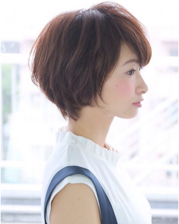 南流山の美容室アニモフィオレンテ|ショートカットを綺麗にスタイリングするポイント!?横からのフォルムをチェックすることです。??前からの見た目も大切ですが、?横からの目線も抜かりなく!!?カットで丸みが出るようにしますので、?乾かすだけでOK!?朝の寝癖直しは、根本を濡らして乾かすだけです。?毛先だけ濡らしても直らないので注意です!??その他スタイリングの仕方レクチャーします!?ご相談下さい。??アニモフィオレンテ南流山?糸賀??ただ今当店では新型コロナウイルス感染対策として?*スタッフ全員のマスクの着用?*店内換気の強化?*お客様ご来店時に手指消毒のご協力?*使用座席 使用箇所の都度消毒?*お客様1人1人のプライベートタオル(使い切り)の使用?*空間除菌の実施?*密集空間防止の為1日のご予約人数の制限をさせていただいております。?お客様に安心してご利用いただけるように取り組んでおります。????#アニモフィオレンテ南流山 #BRP #流山美容室 #南流山駅 #エヌドットポリッシュオイル #エヌドットシアミルク #エヌドットオム #エヌドットシャンプー #エヌドット取扱店 #ナプラエヌドット #ナプラオーガニックカラー #ナプラカラーケア #ナプラトリートメント #ナピュール #小顔カット #小顔効果 #大人ショート #前下がりショート #30代髪型 #40代髪型 #50代髪型 #南流山 #コロナ対策 #プライベートタオル #リファ #レア髪 #日曜日休み #リクルート #6時まで営業 #社会保障完備?