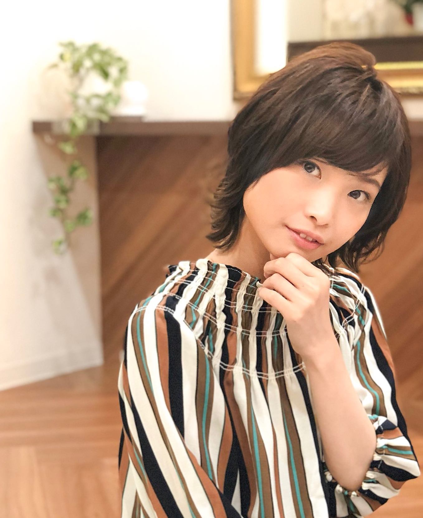 南流山の美容室アニモフィオレンテ|首に馴染む様にレイヤーを入れたショートスタイル?毛先にあそびが出て素敵です♪?クセがある方にもオススメなショートスタイルです。?トップはふんわりとさせて、?シルエットをひし形にするのがポイントです。??短めのヘアスタイルお任せください!?アニモフィオレンテ南流山?糸賀??ただ今当店では新型コロナウイルス感染対策として?*スタッフ全員のマスクの着用?*店内換気の強化?*お客様ご来店時に手指消毒のご協力?*使用座席 使用箇所の都度消毒?*お客様1人1人のプライベートタオル(使い切り)の使用?*空間除菌の実施?*密集空間防止の為1日のご予約人数の制限をさせていただいております。?お客様に安心してご利用いただけるように取り組んでおります。????#アニモフィオレンテ南流山 #BRP #流山美容室 #南流山駅 #エヌドットポリッシュオイル #エヌドットシアミルク #エヌドットオム #エヌドットシャンプー #エヌドット取扱店 #ナプラエヌドット #ナプラオーガニックカラー #ナプラカラーケア #ナプラトリートメント #ナピュール #小顔カット #小顔効果 #大人ショート #前下がりショート #30代髪型 #40代髪型 #50代髪型 #南流山 #コロナ対策 #プライベートタオル #リファ #レア髪 #日曜日休み #リクルート #6時まで営業 #社会保障完備?