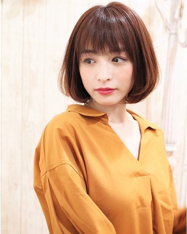 南流山の美容室アニモフィオレンテ|顔まわりを包み込む長さで?丸みのシルエットが特徴のボブ。?襟元がスッキリなので?冬のヘアスタイルにもオススメです!?スタイリングしやすいように、?縮毛矯正や、パーマなど?必要なメニューをご提案いたします。??ご相談ください!?アニモフィオレンテ南流山?糸賀??ただ今当店では新型コロナウイルス感染対策として?*スタッフ全員のマスクの着用?*店内換気の強化?*お客様ご来店時に手指消毒のご協力?*使用座席 使用箇所の都度消毒?*お客様1人1人のプライベートタオル(使い切り)の使用?*空間除菌の実施?*密集空間防止の為1日のご予約人数の制限をさせていただいております。?お客様に安心してご利用いただけるように取り組んでおります。????#アニモフィオレンテ南流山 #BRP #流山美容室 #南流山駅 #エヌドットポリッシュオイル #エヌドットシアミルク #エヌドットオム #エヌドットシャンプー #エヌドット取扱店 #ナプラエヌドット #ナプラオーガニックカラー #ナプラカラーケア #ナプラトリートメント #ナピュール #小顔カット #小顔効果 #大人ショート #前下がりショート #30代髪型 #40代髪型 #50代髪型 #南流山 #コロナ対策 #プライベートタオル #リファ #レア髪 #日曜日休み #リクルート #6時まで営業 #社会保障完備?