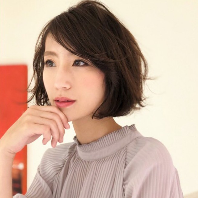 南流山の美容室アニモフィオレンテ｜濡れ艶感と落ち着いたカーキアッシュ。大人なクール感と遊び感たっぷり明るすぎないカラーが素敵な雰囲気をだします。スタイリスト大橋