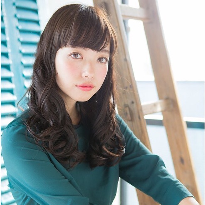 南流山の美容室アニモフィオレンテ|カラーの抜けてしまったところへカラーと栄養を同時に塗布する事で潤い艶感が蘇ります。クセの出やすい梅雨の時期も保湿をたっぷりとしてしっとり落ち着きを。スタイリスト大橋