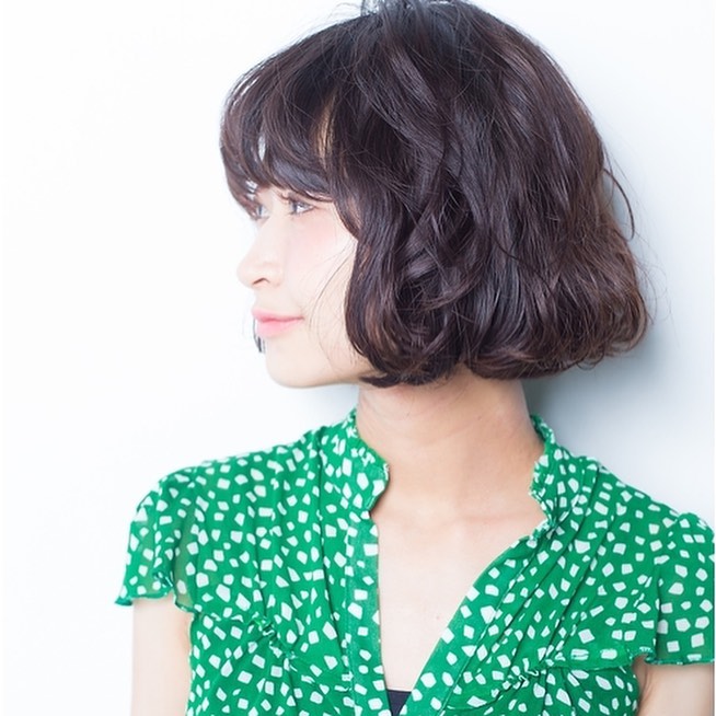 南流山の美容室アニモフィオレンテ｜あごラインのボブヘアに、?全体的ウェーブがかかるようにパーマをオン。?オイルなどでツヤを出してスタイリングすれば?お洒落な大人ヘアスタイルに♪?自分らしいヘアスタイルを楽しみましょう！?アニモフィオレンテ南流山?糸賀??#アニモフィオレンテ南流山 #BRP #流山美容室 #南流山駅 #エヌドットポリッシュオイル #エヌドットシアミルク #エヌドットオム #エヌドットシャンプー #エヌドット取扱店 #ナプラエヌドット #ナプラオーガニックカラー #ナプラカラーケア #ナプラトリートメント #ナピュール #小顔カット #小顔効果 #大人ショート #前下がりショート #30代髪型 #40代髪型 #50代髪型  #南流山 #コロナ対策 #プライベートタオル #リファ #レア髪 #日曜日休み #リクルート #6時まで営業 #社会保障完備?