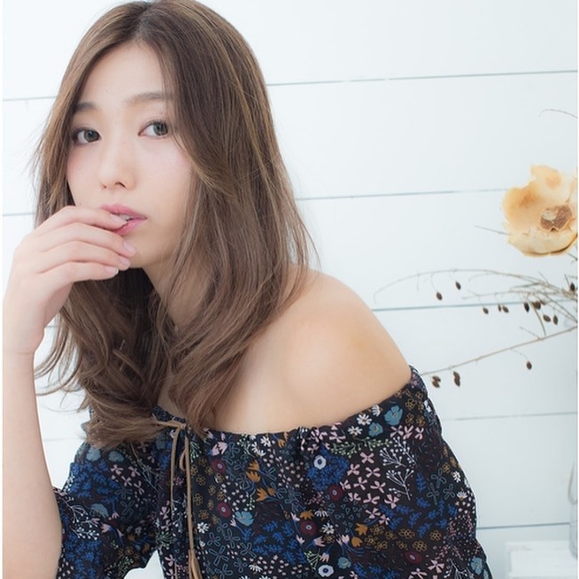 南流山の美容室アニモフィオレンテ|ふわっと霞がかった質感のモノトーンカラー。春夏は明るめを楽しみたい方にはハイライトも一緒に♪透明感が大人の肌を綺麗にみせてくれます。アニモフィオレンテ南流山糸賀?#アニモフィオレンテ南流山 #BRP #流山美容室 #南流山駅 #エヌドットポリッシュオイル #エヌドットシアミルク #エヌドットオム #エヌドットシャンプー #エヌドット取扱店 #ナプラエヌドット #ナプラオーガニックカラー #ナプラカラーケア #ナプラトリートメント #ナピュール #小顔カット #小顔効果 #大人ショート #前下がりショート #30代髪型 #40代髪型 #50代髪型 #南流山 #コロナ対策 #プライベートタオル #リファ #レア髪 #日曜日休み #リクルート #6時まで営業 #社会保障完備