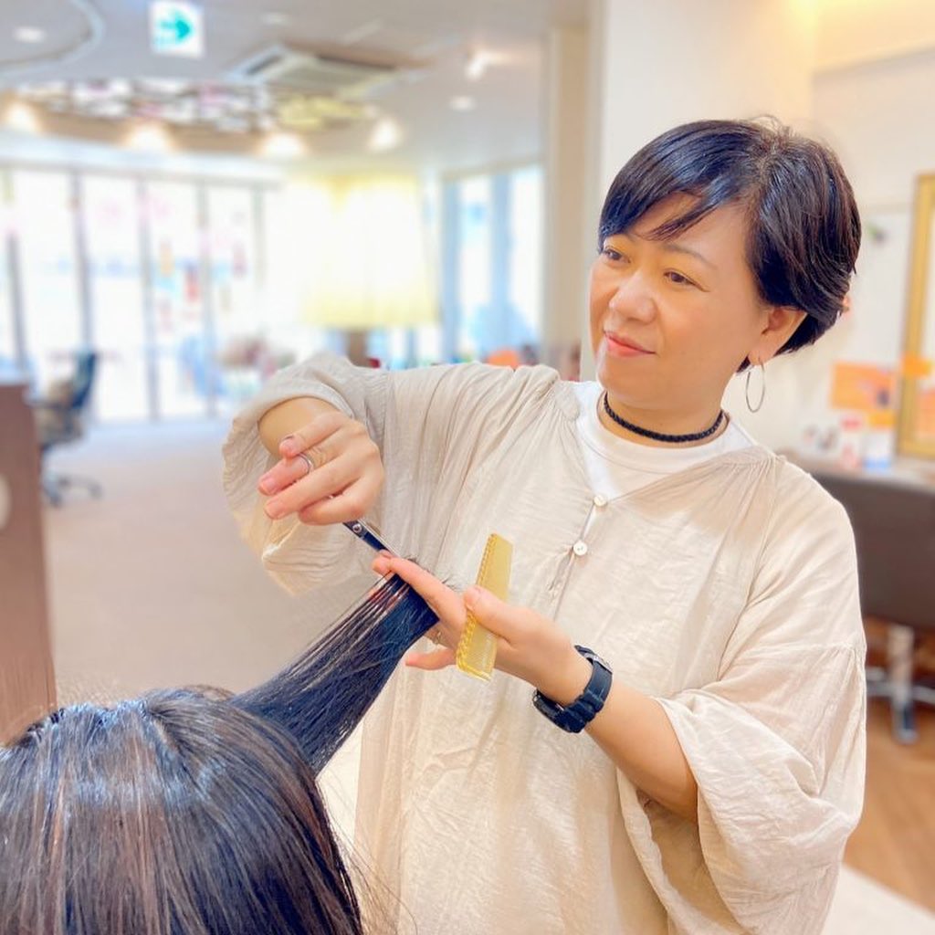 南流山の美容室アニモフィオレンテ｜南流山店のスタッフ紹介です♪?今日は、スタイリスト大橋さん♪?カウンセリング力が高くて、お客様に寄り添う力が素敵です♪?とても丁寧な施術が魅力的です！?ご指名のお客様はお電話にてご予約お願いします！?アニモフィオレンテ南流山糸賀?#アニモフィオレンテ南流山 #BRP #流山美容室 #南流山駅 #エヌドットポリッシュオイル #エヌドットシアミルク #エヌドットオム #エヌドットシャンプー #エヌドット取扱店 #ナプラエヌドット #ナプラオーガニックカラー #ナプラカラーケア #ナプラトリートメント #ナピュール #小顔カット #小顔効果 #大人ショート #前下がりショート #30代髪型 #40代髪型 #50代髪型  #南流山 #コロナ対策 #プライベートタオル #リファ #レア髪 #日曜日休み #リクルート #6時まで営業 #社会保障完備