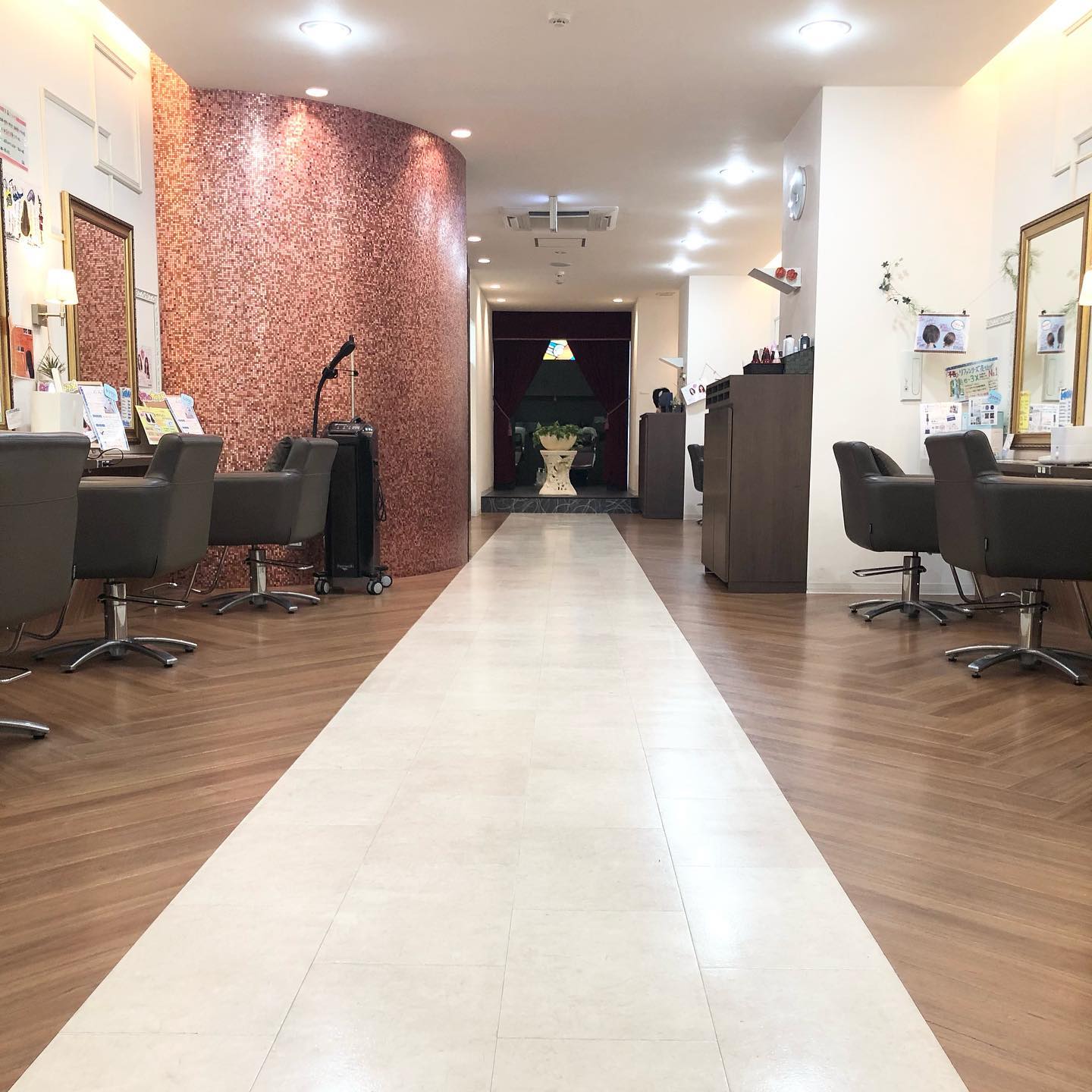 南流山の美容室アニモフィオレンテ|南流山店は、奥に長~くなっておりまして、広々とした店内でゆったり過ごしていただけます(^-^)?お席の間隔も広く、向かい合わせにならない配置ですので安心してご利用ください。?9:00からスタートです!お待ちしております。?アニモフィオレンテ南流山糸賀?#アニモフィオレンテ南流山 #BRP #流山美容室 #南流山駅 #エヌドットポリッシュオイル #エヌドットシアミルク #エヌドットオム #エヌドットシャンプー #エヌドット取扱店 #ナプラエヌドット #ナプラオーガニックカラー #ナプラカラーケア #ナプラトリートメント #ナピュール #小顔カット #小顔効果 #大人ショート #前下がりショート #30代髪型 #40代髪型 #50代髪型 #南流山 #コロナ対策 #プライベートタオル #リファ #レア髪 #日曜日休み #リクルート #6時まで営業 #社会保障完備