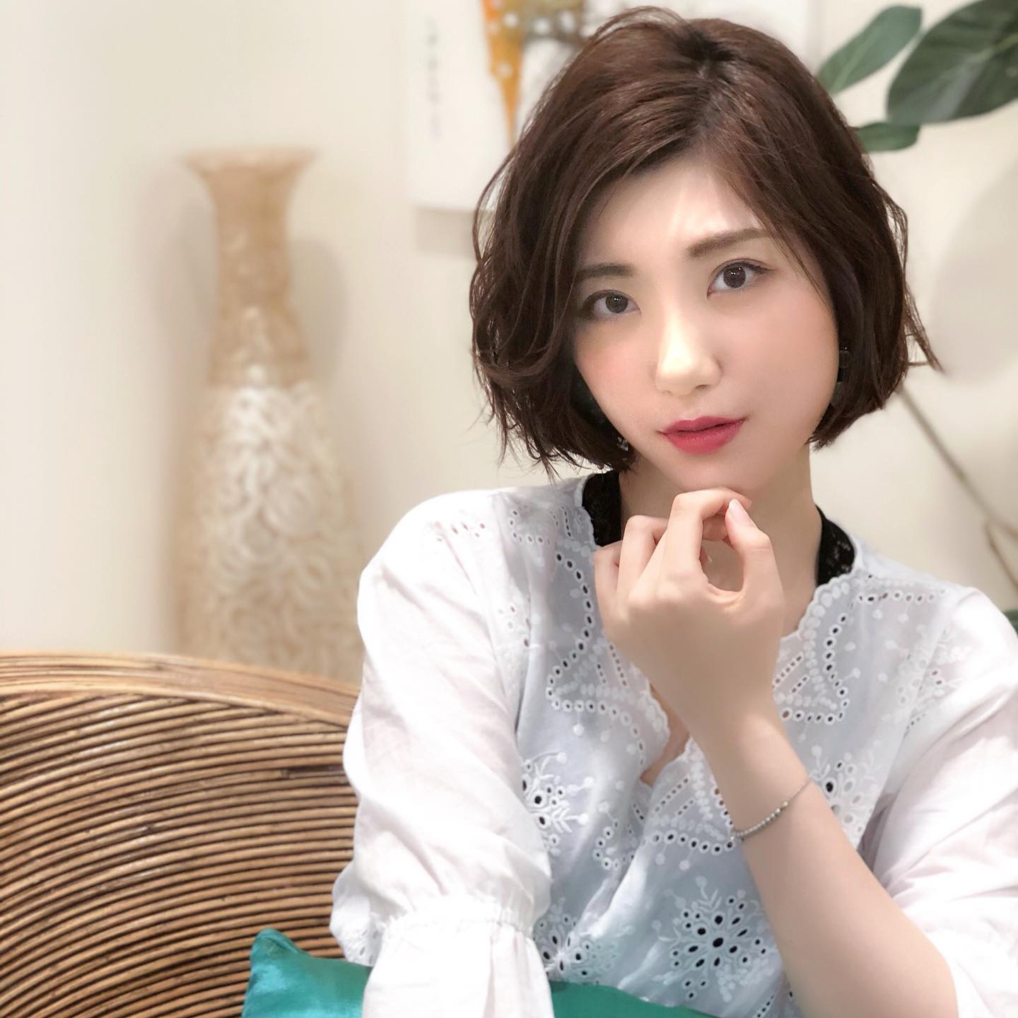 ゆるりとした毛先のカールが、大人の余裕を感じさせます。