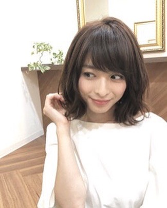 骨格に合わせてランダムにかけたパーマをあえてウェットな仕上がりにする事で、できる大人女子を演出してくれます！簡単スタイリングで誰でも挑戦できるスタイルです！