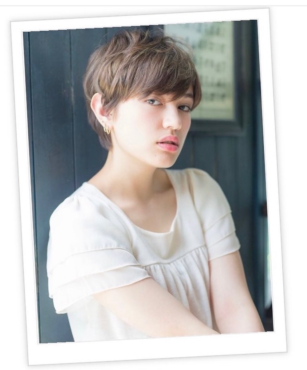 トップのボリューム感を出しつつ顔周りを引き締めた大人ショートスタイル。パールベージュ、ハイライトカラーで立体感と透明感を出し動きをつけて♪