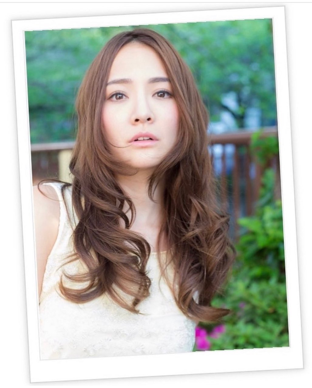 ラフな無造作感が柔らかさを演出したエレガントでグラマラスな大人可愛いスタイル!センタ-パ-トで小顔効果も。ミルキーベージュで優しくフェミニンな雰囲気に