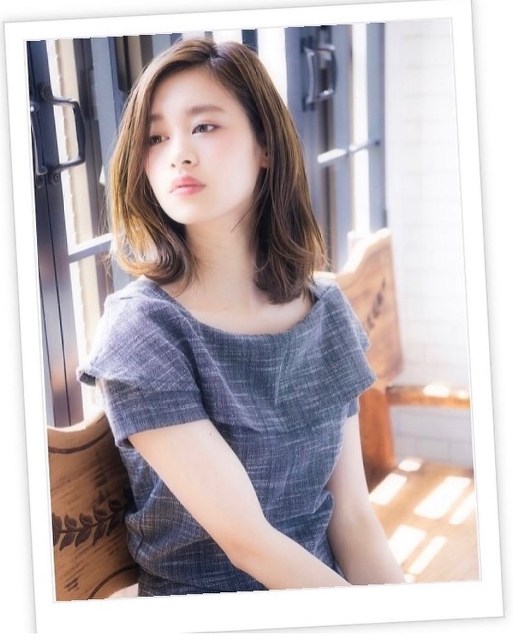 ふわミディとくびれミディが共存する大人フェミニンなセミディスタイル。かきあげバングとニュアンスカラー、外ハネのバランスが上品な大人っぽさも演出♪