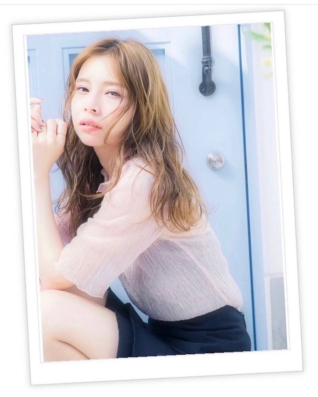 ランダムパーマをかけてラグジュアリーな雰囲気に仕上げたボリューミーなロングスタイル。ペールカラーで仕上げて誰もが振り向くイイ女風に！