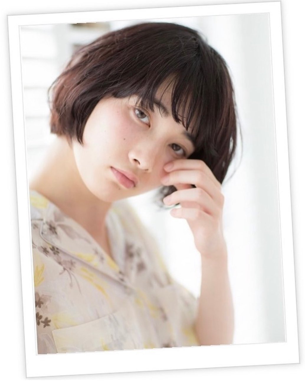 トップをふんわりさせた抜け感あるナチュラルなショートボブヘア。フェザーバングと毛先を巻いてゆるふわガーリーに。