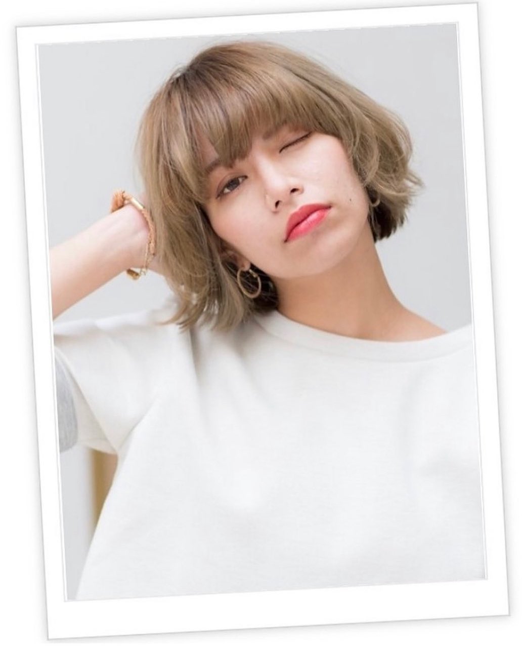 重めのベースに表面と顔周りへ動きを出し、パールベージュで爽やかな印象に。ベビーバングが大人可愛いガーリースタイル。