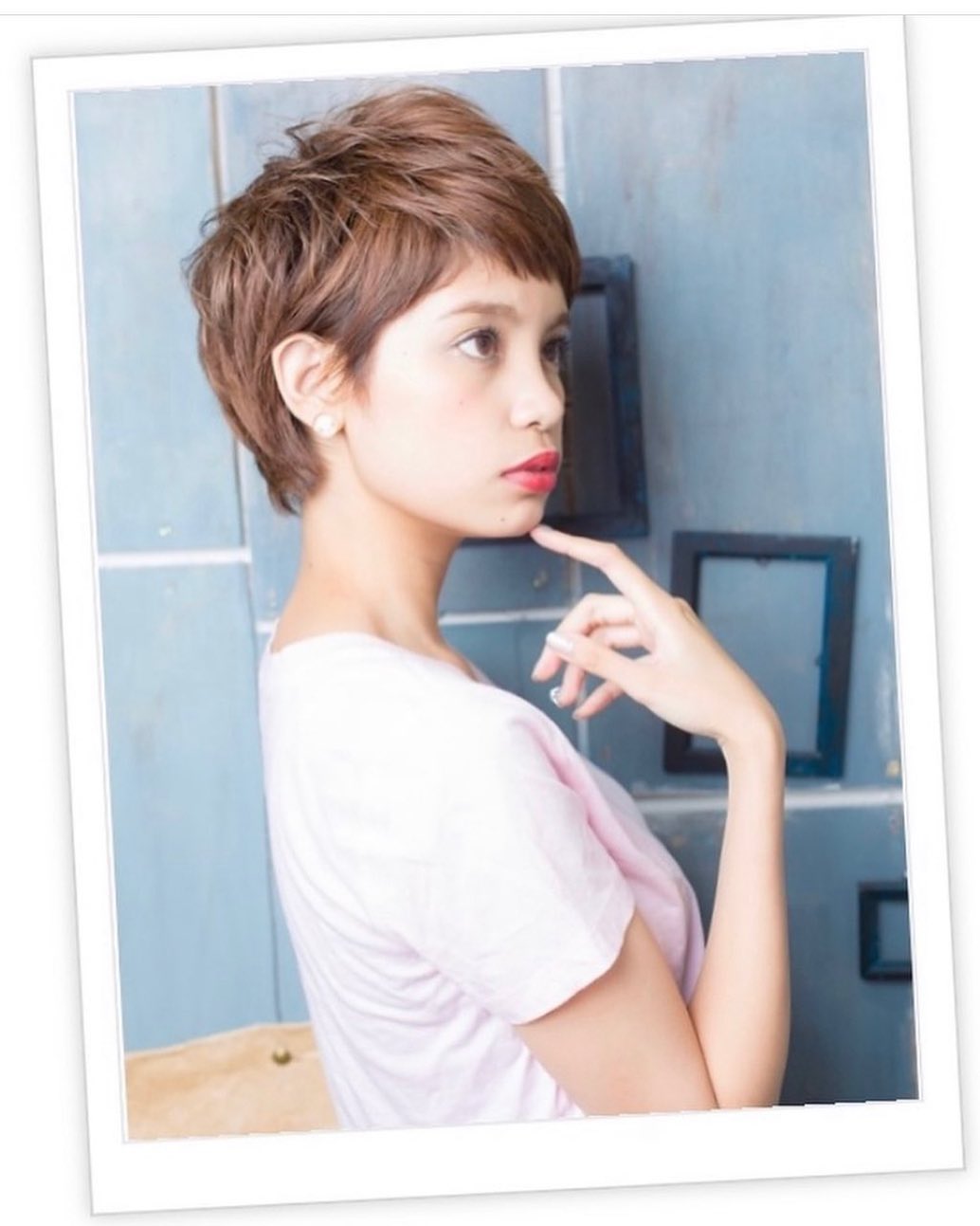 思い切って短くカジュアルモードなショートスタイルに♪光に透けたピンクカラーとショートバングが印象的。直毛の方はくせ毛風のパーマでカールをつけて！