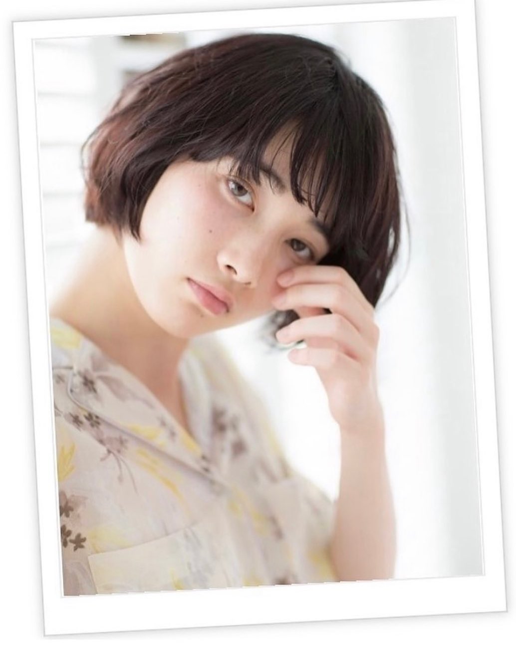 トップをふんわりさせた抜け感あるナチュラルなショートボブヘア。フェザーバングと毛先を巻いてゆるふわガーリーに。