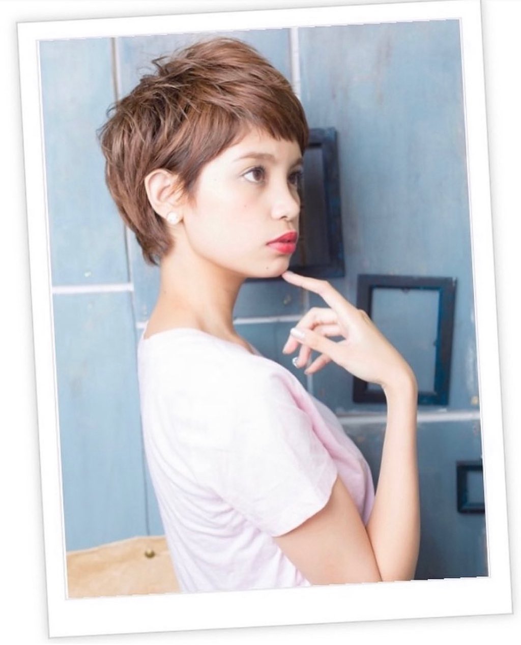 思い切って短くカジュアルモードなショートスタイルに♪光に透けたピンクカラーとショートバングが印象的。直毛の方はくせ毛風のパーマでカールをつけて！