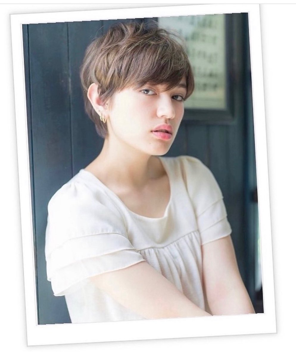 トップのボリューム感を出しつつ顔周りを引き締めた大人ショートスタイル。パールベージュ、ハイライトカラーで立体感と透明感を出し動きをつけて♪