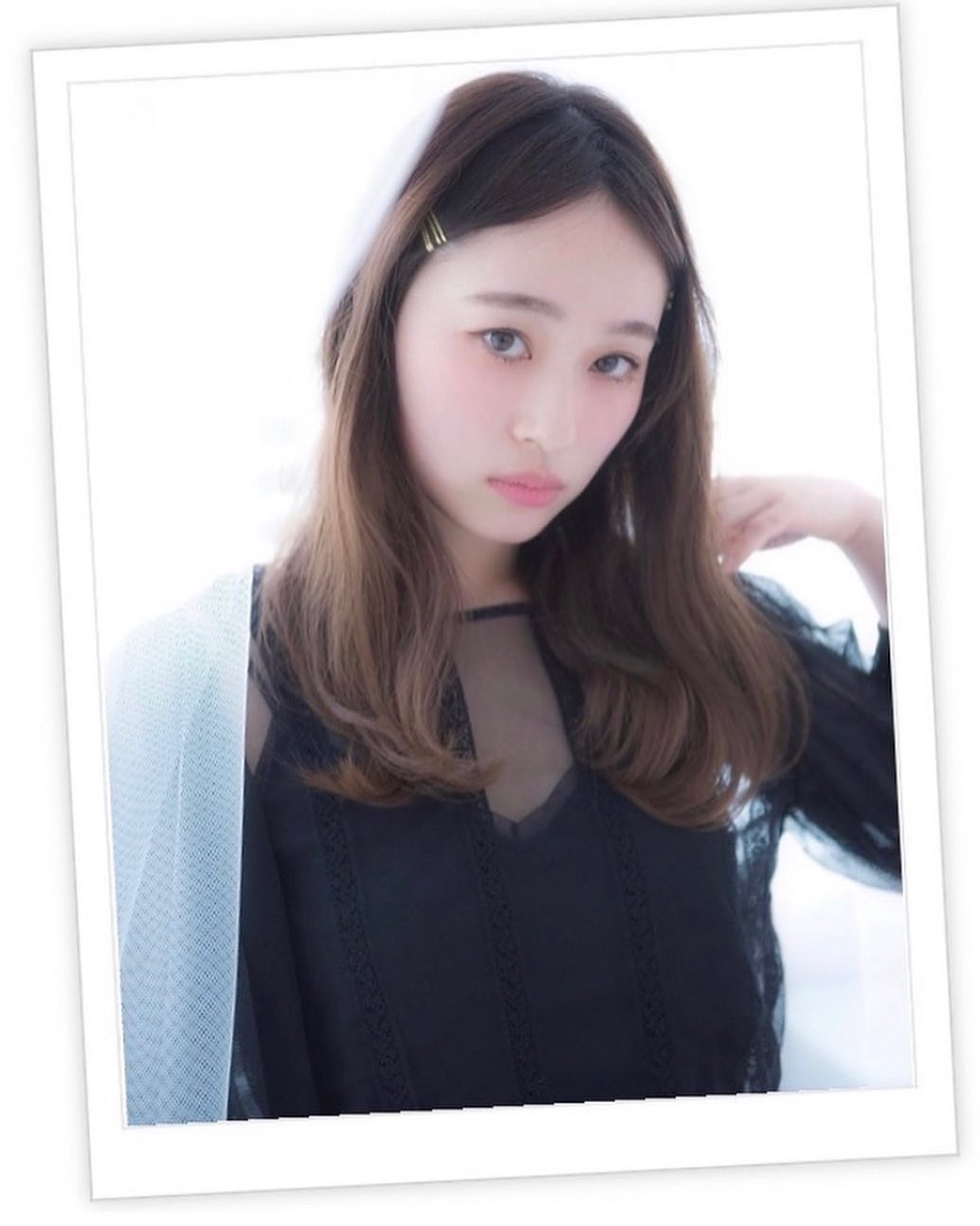 ゆるめのニュアンスパーマで作りすぎない柔らかい質感にすることで大人フレンチガーリースタイルの完成！センターパートで小顔効果も♪