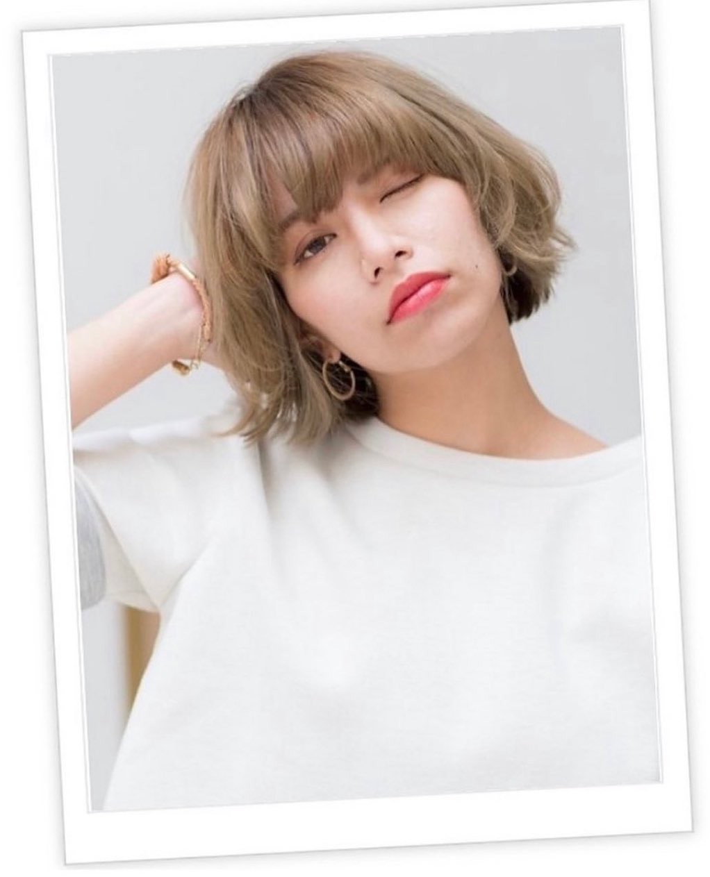 重めのベースに表面と顔周りへ動きを出し、パールベージュで爽やかな印象に。ベビーバングが大人可愛いガーリースタイル。