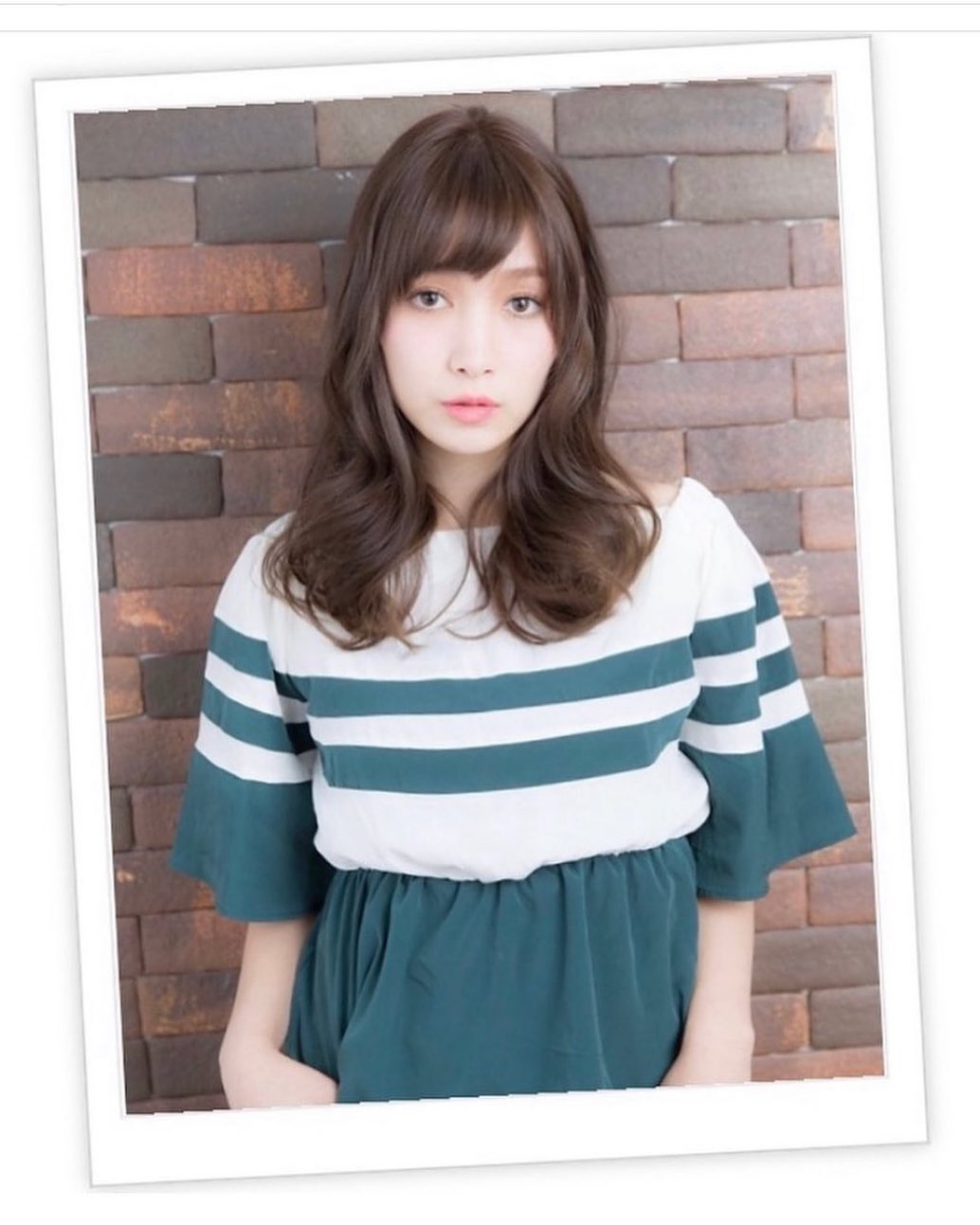 厚めバングとカールの重めスタイル。ゆるふわウェーブが可愛いフレンチガーリー♪くせ毛風カールにハイライトカラーで外国セレブのようにするのもトレンド